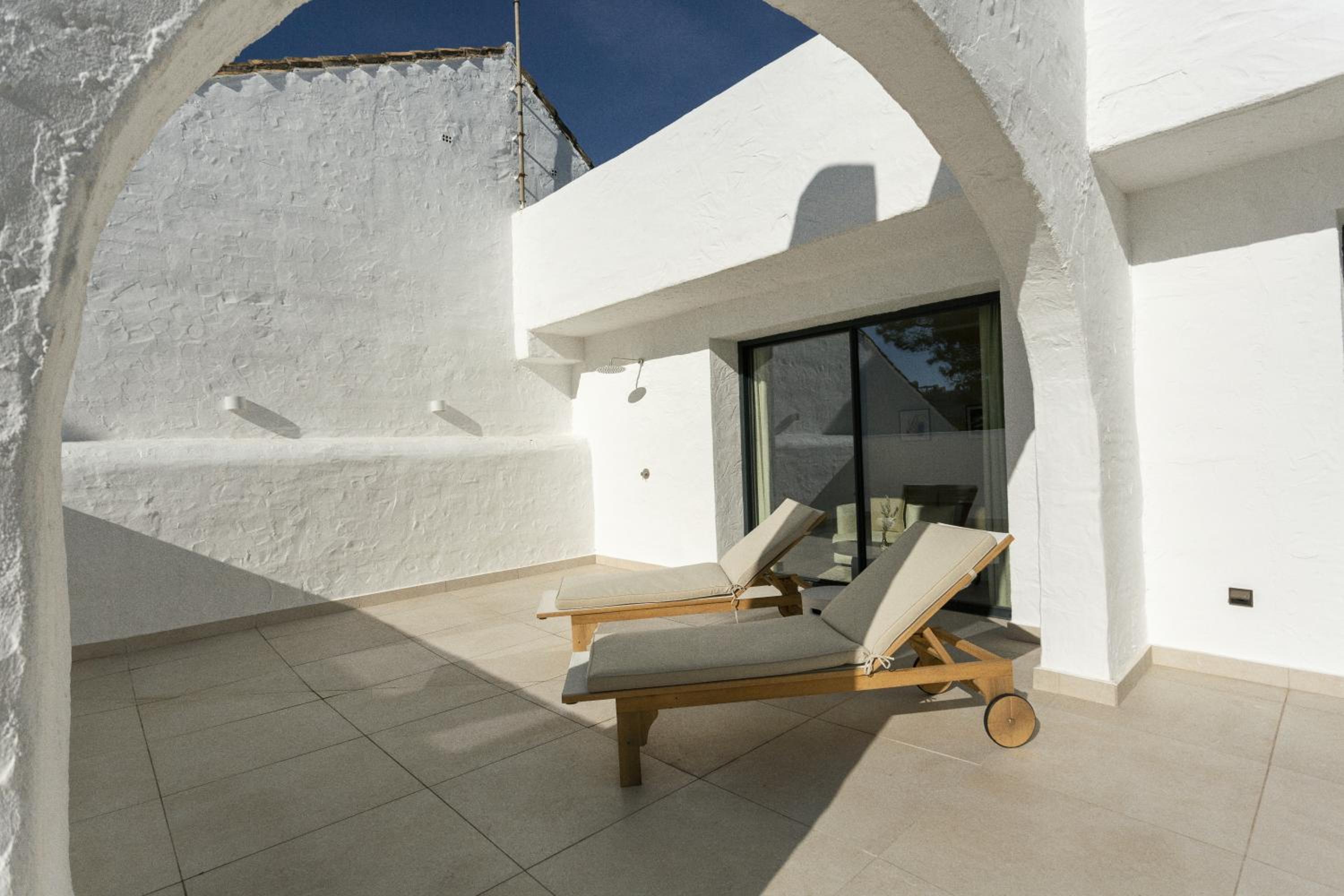 Superior Suite - Photo 17