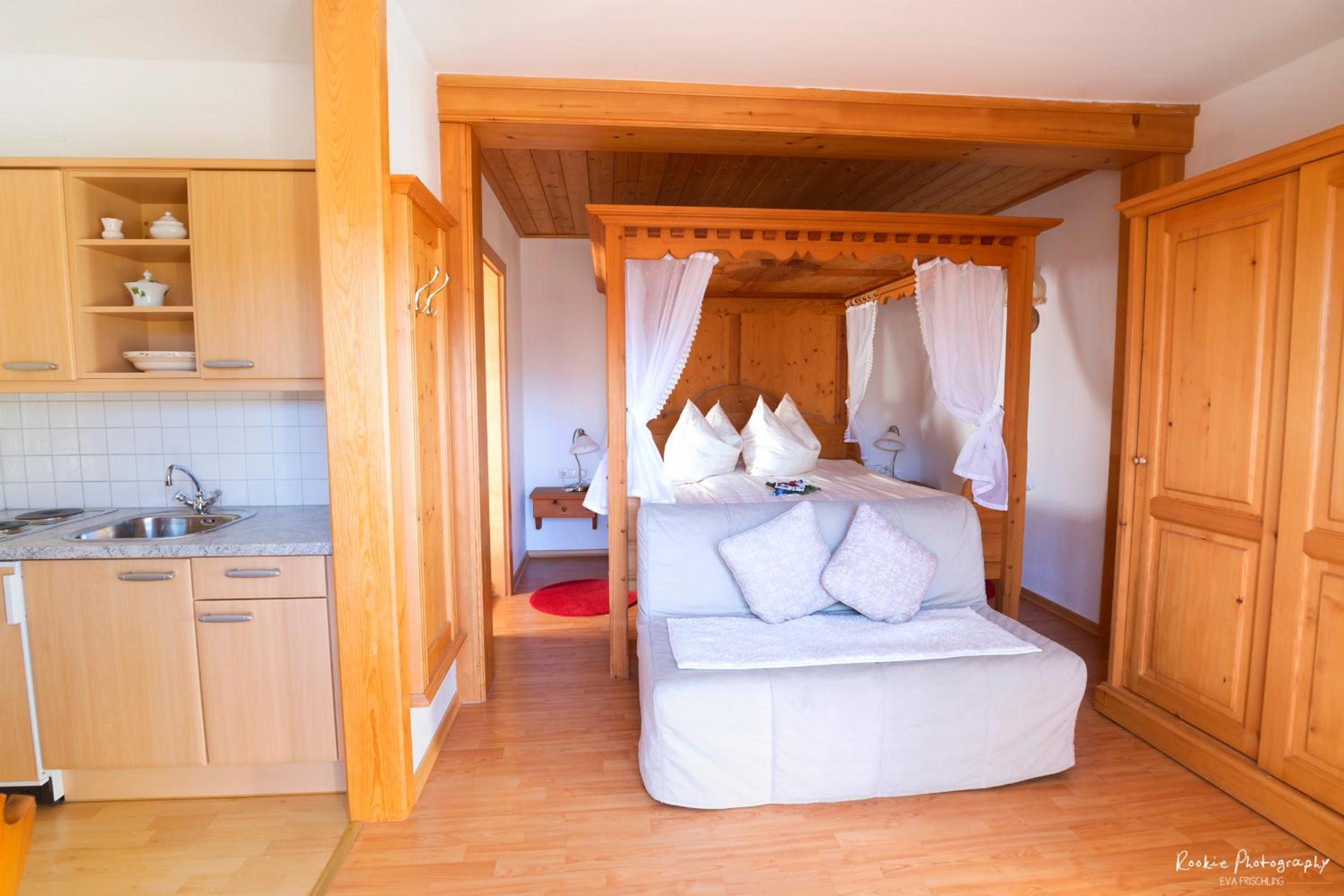 One Bedroom Appartment with Four Poster Bed photo 1