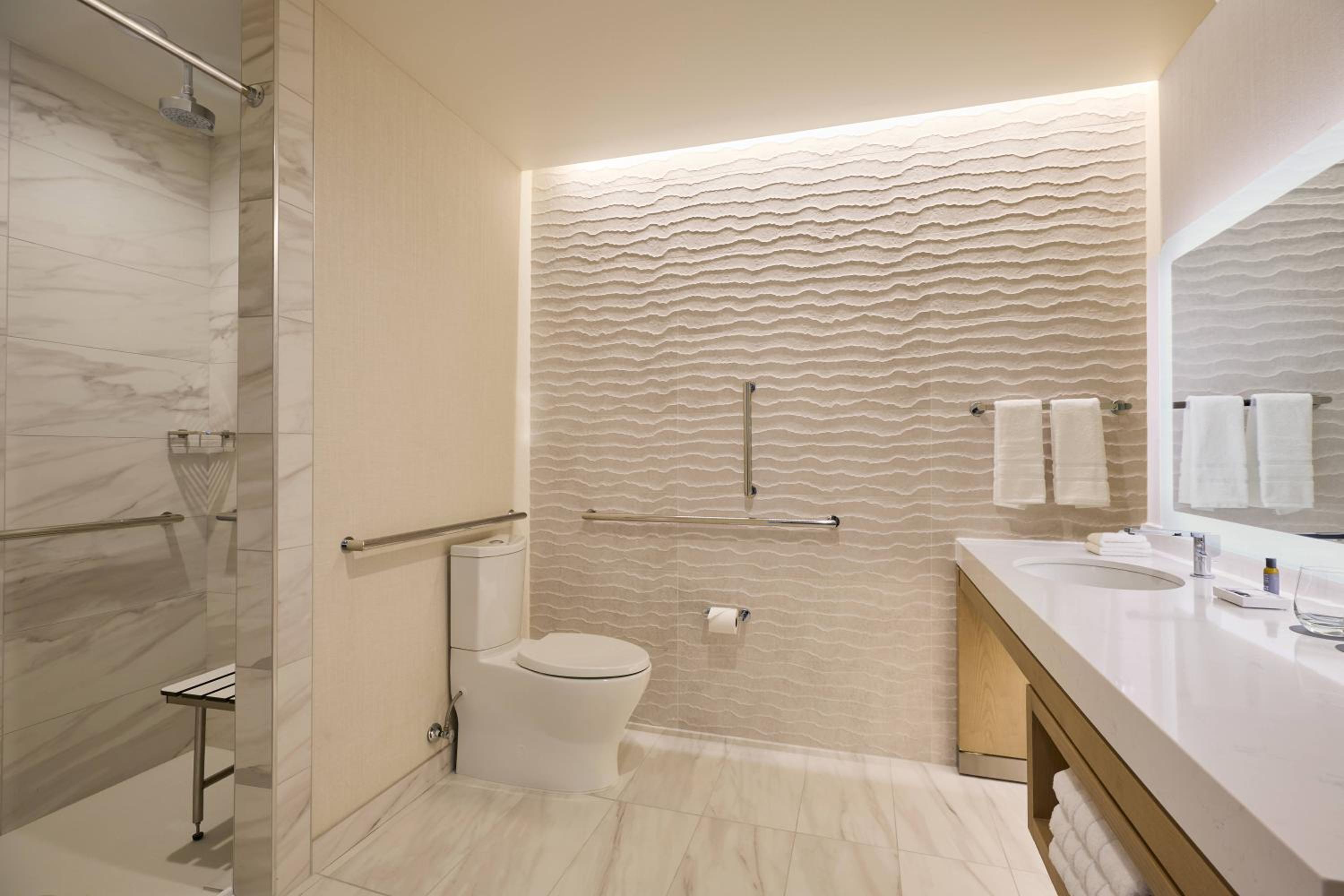 Traditional King Room with Rool-In Showert - Mobility/Hearing Accessible  - Photo 2