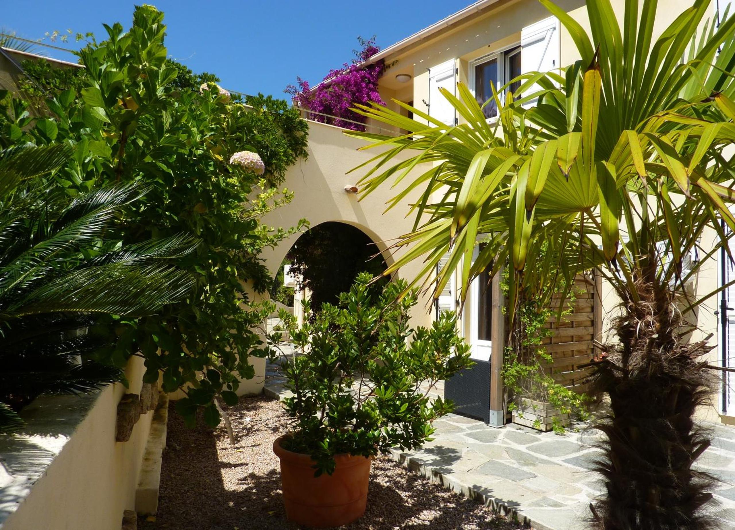 Apartment with Sea View and Garden photo 2