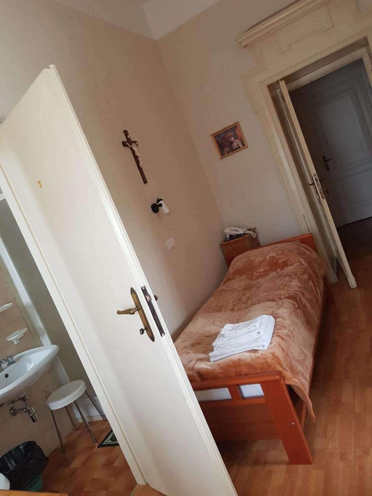 Single Room With Private Bathroom photo 1