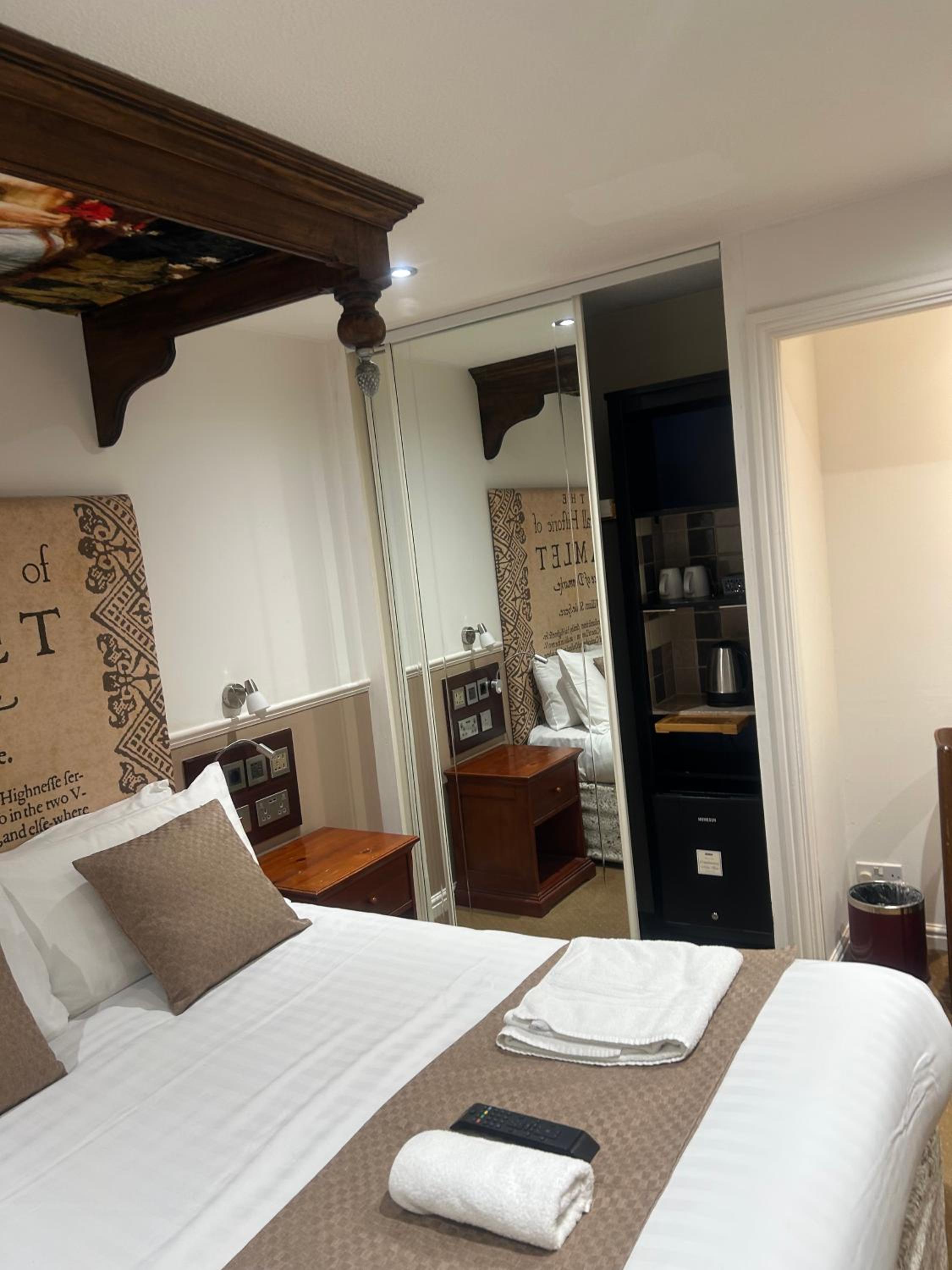 Standard King Room photo 3