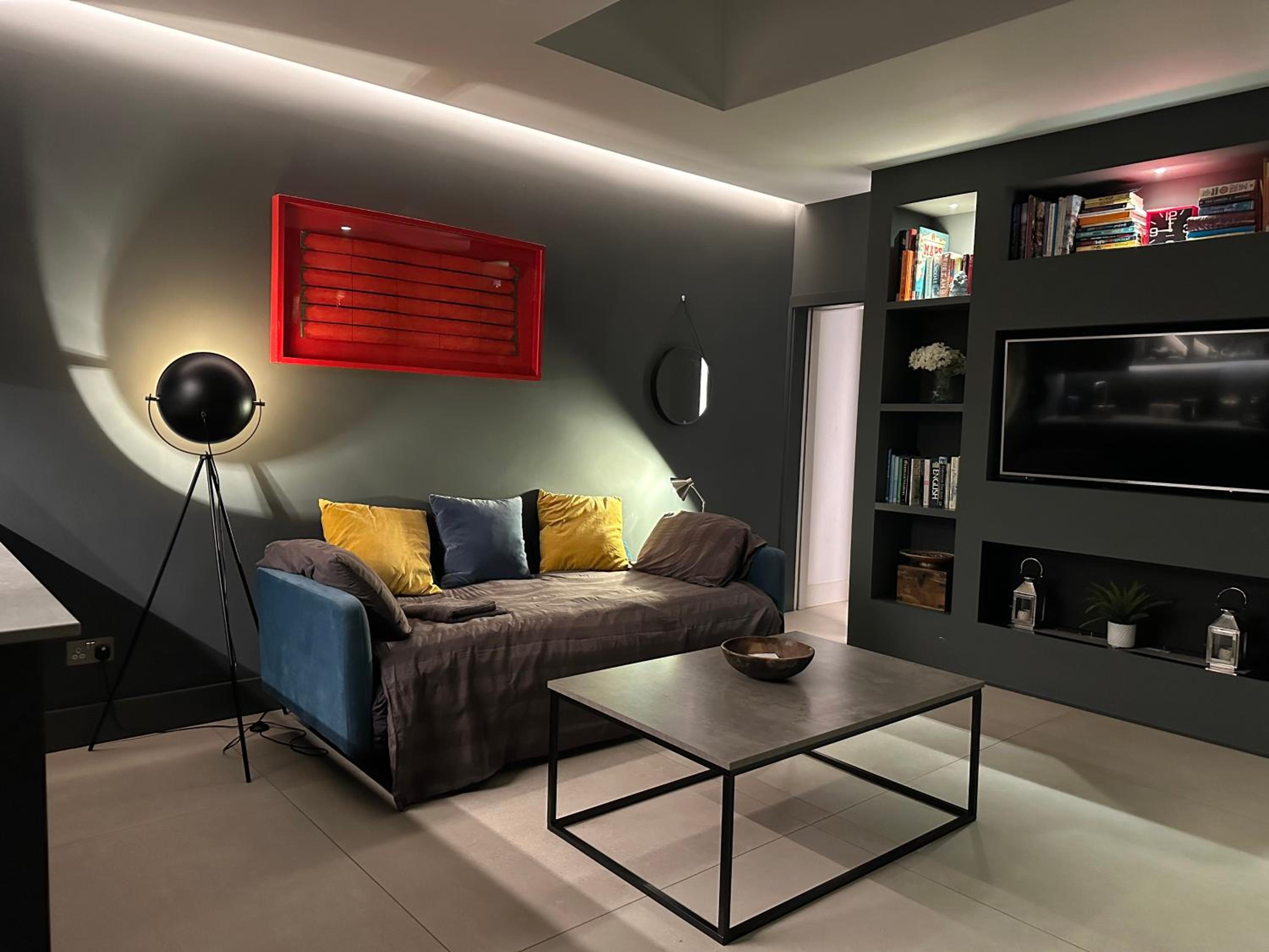 One-Bedroom Apartment photo 1