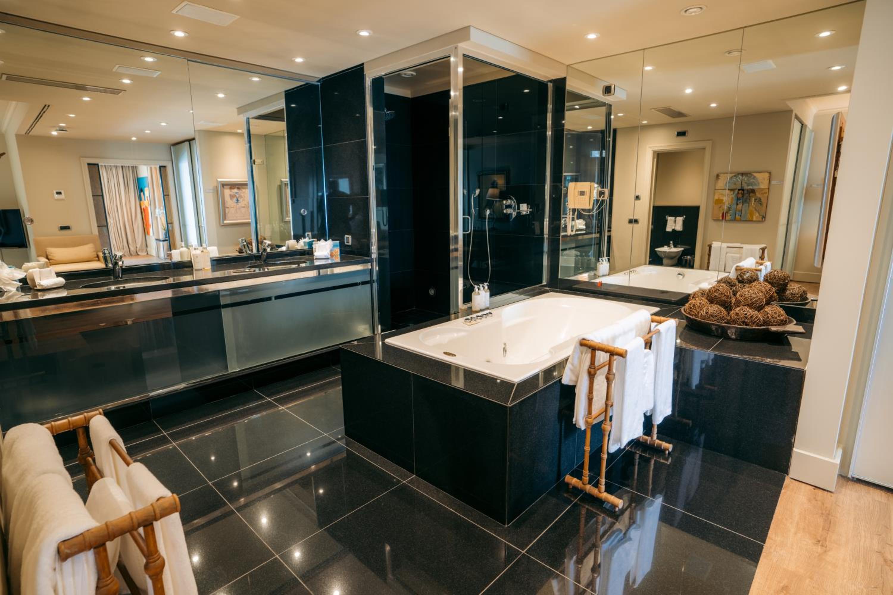 Penthouse Suite with Ocean View thumbnail 6