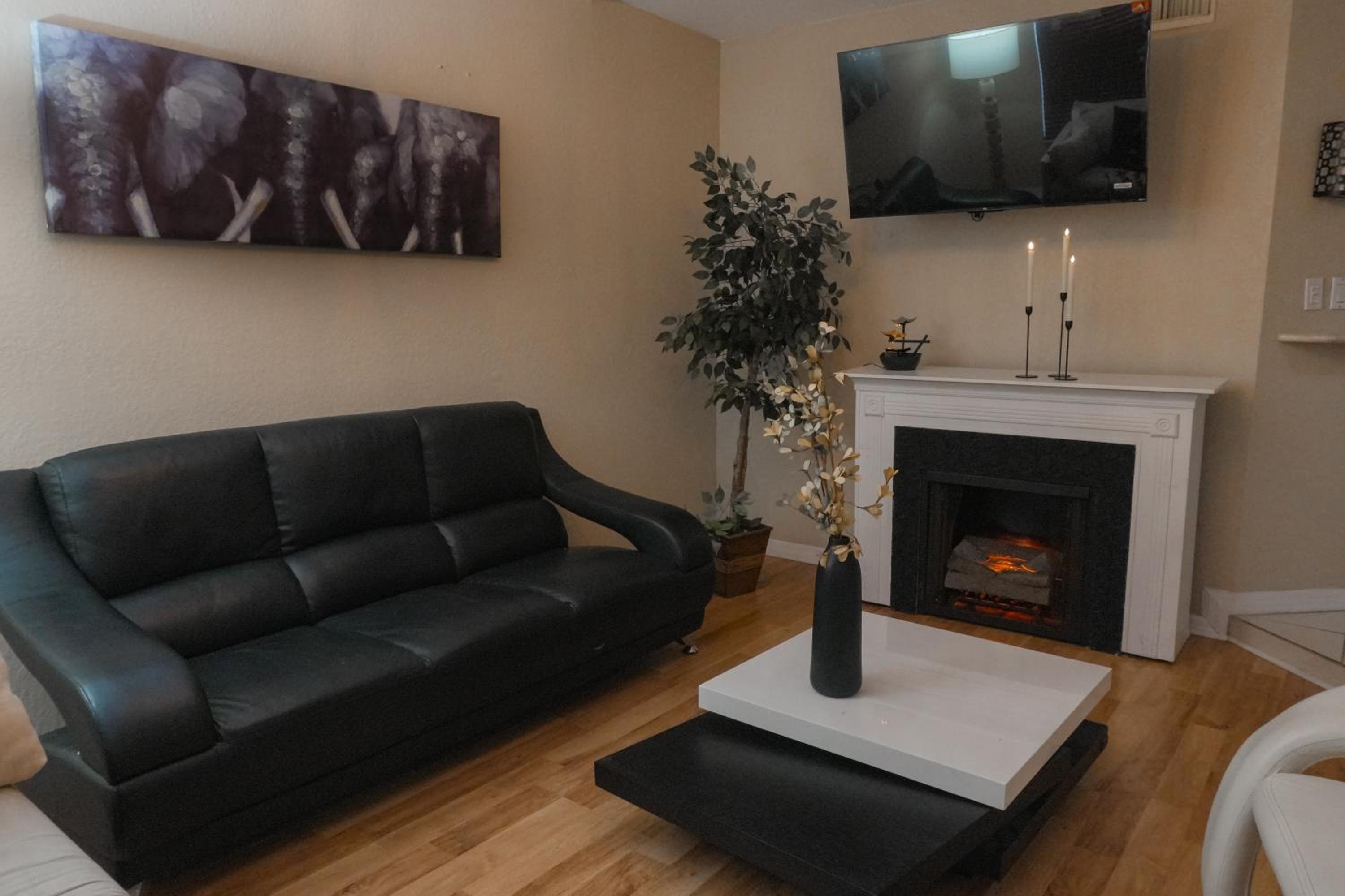 Six-Bedroom House photo 3