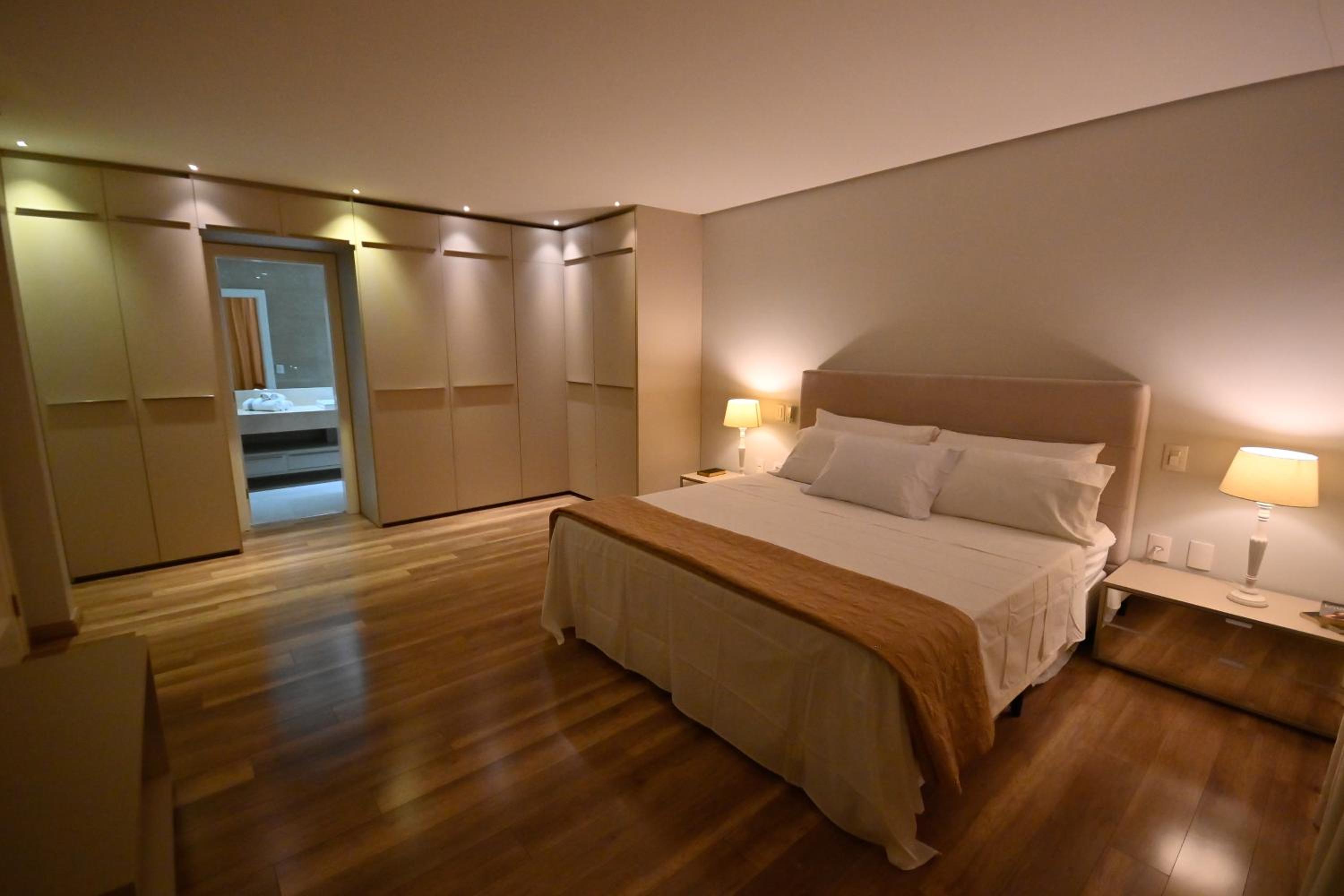 Deluxe King Room photo 1