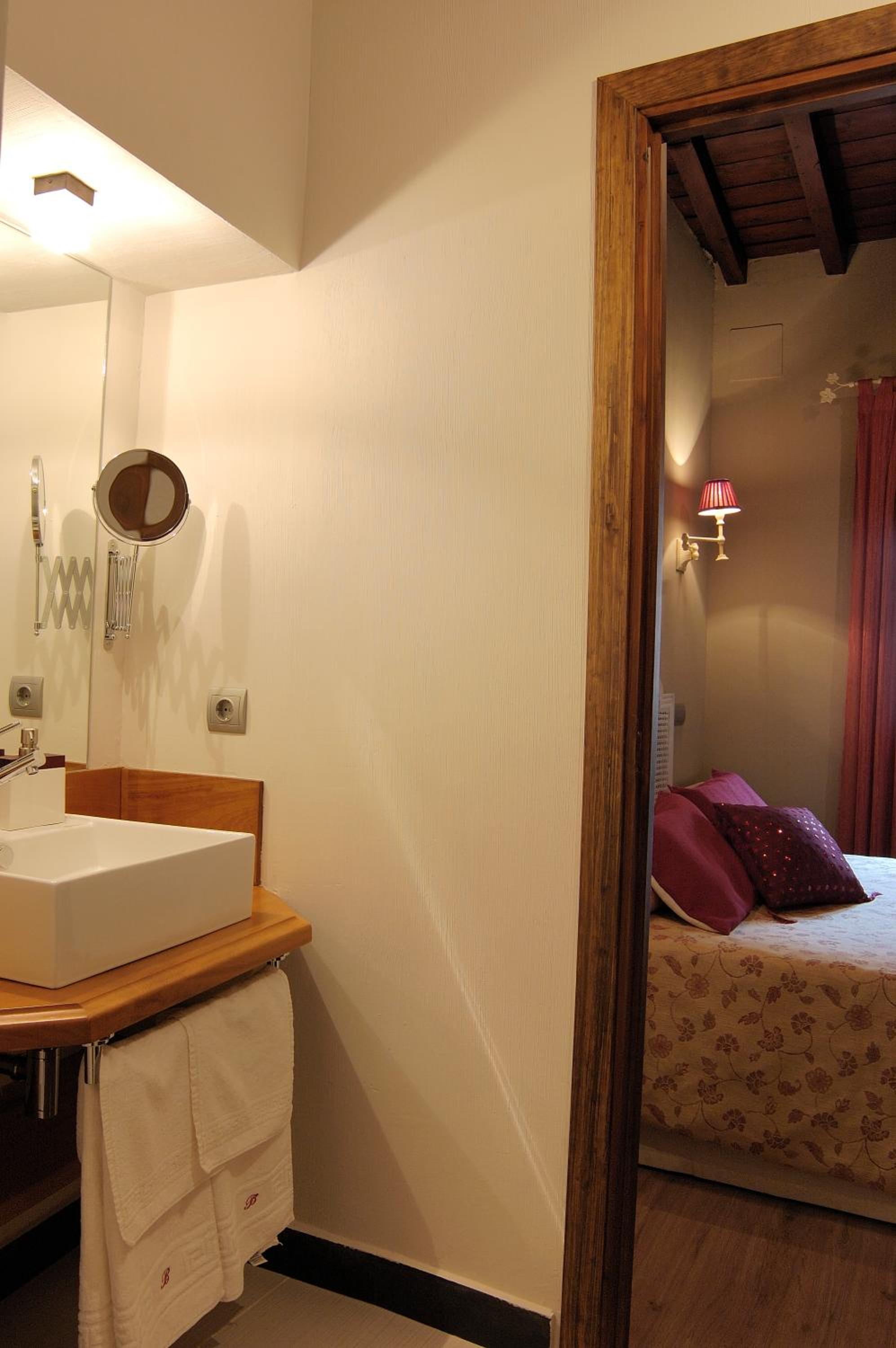 Queen Room photo 2