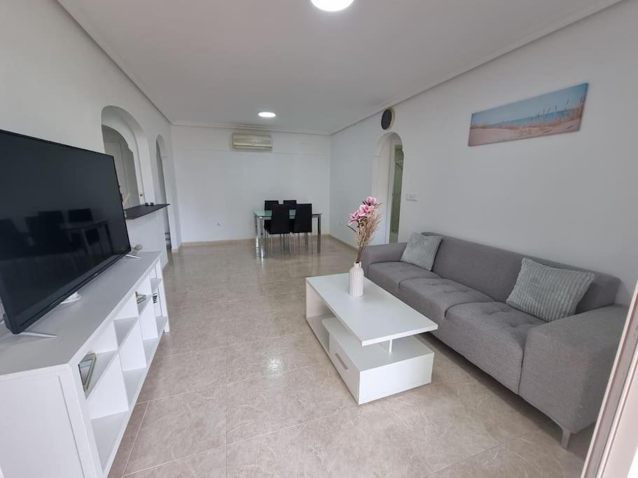 Apartamento de Dos Dormitorios con Vista a la Piscina