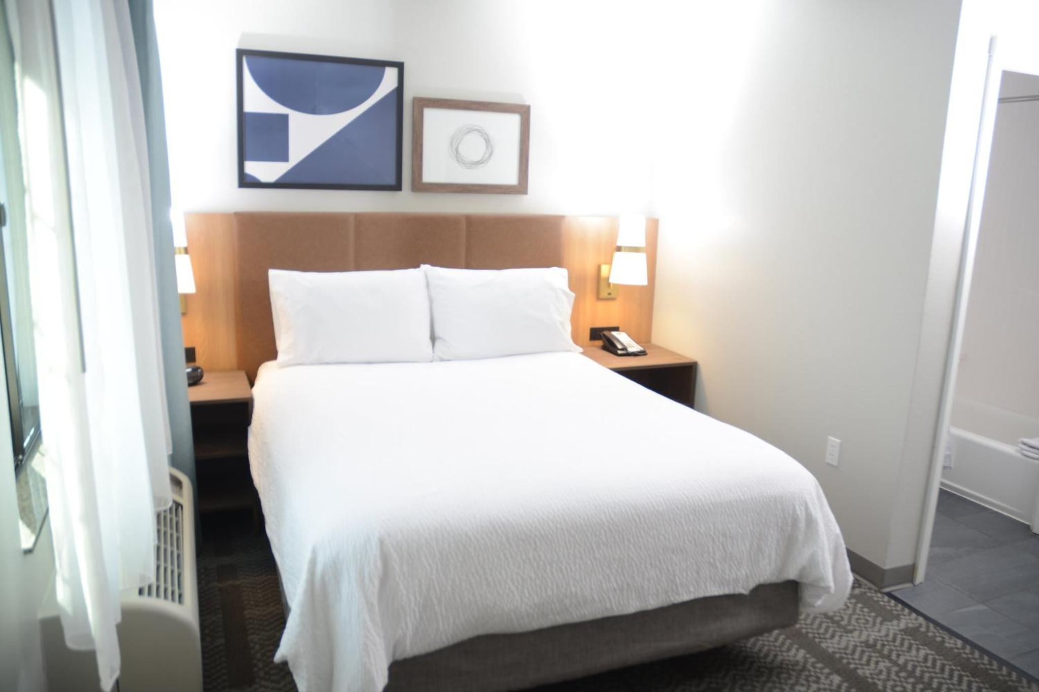 One-Bedroom Queen Suite -Non-Smoking - Photo 2