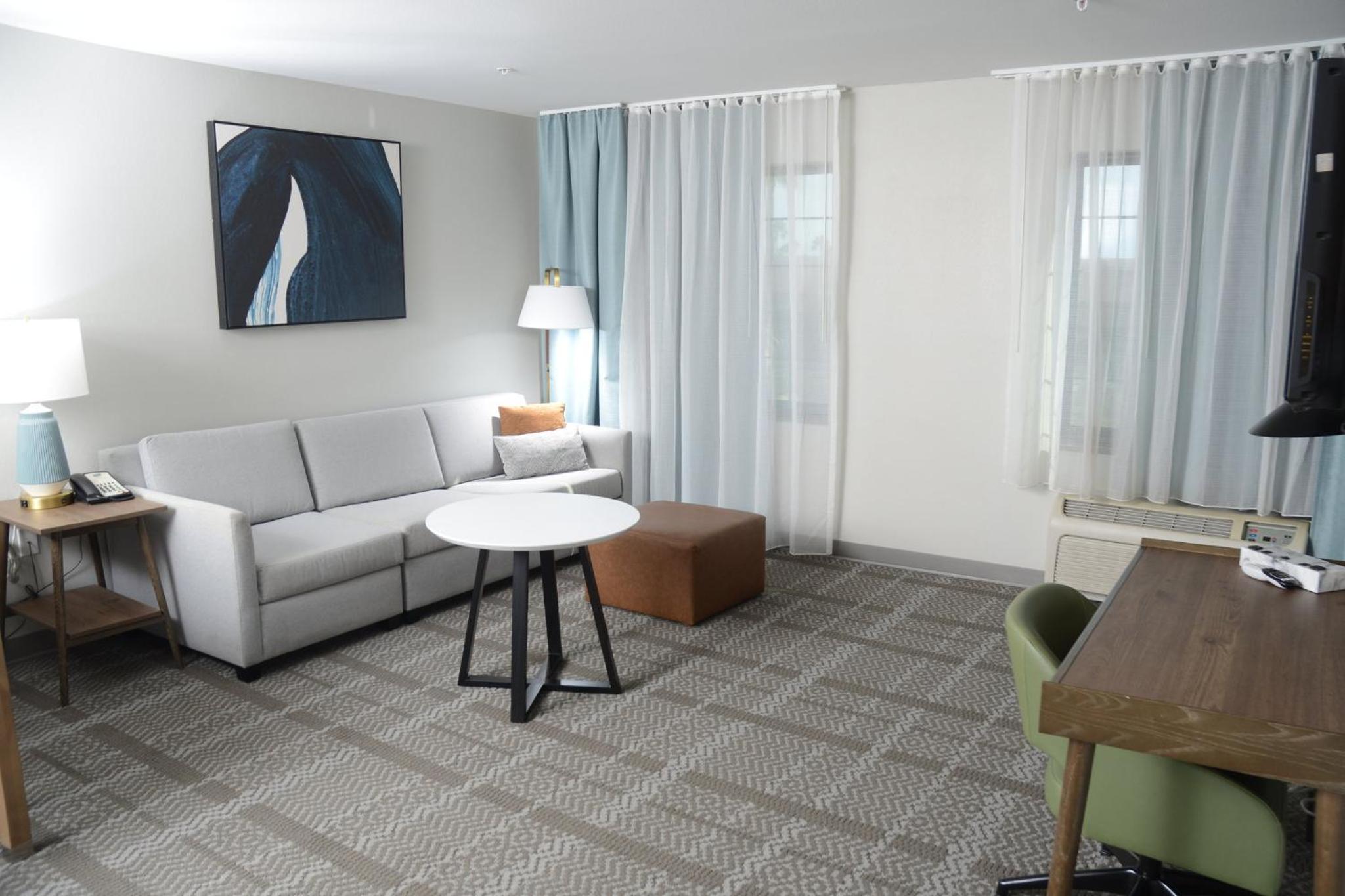 One-Bedroom Queen Suite -Non-Smoking - Photo 1