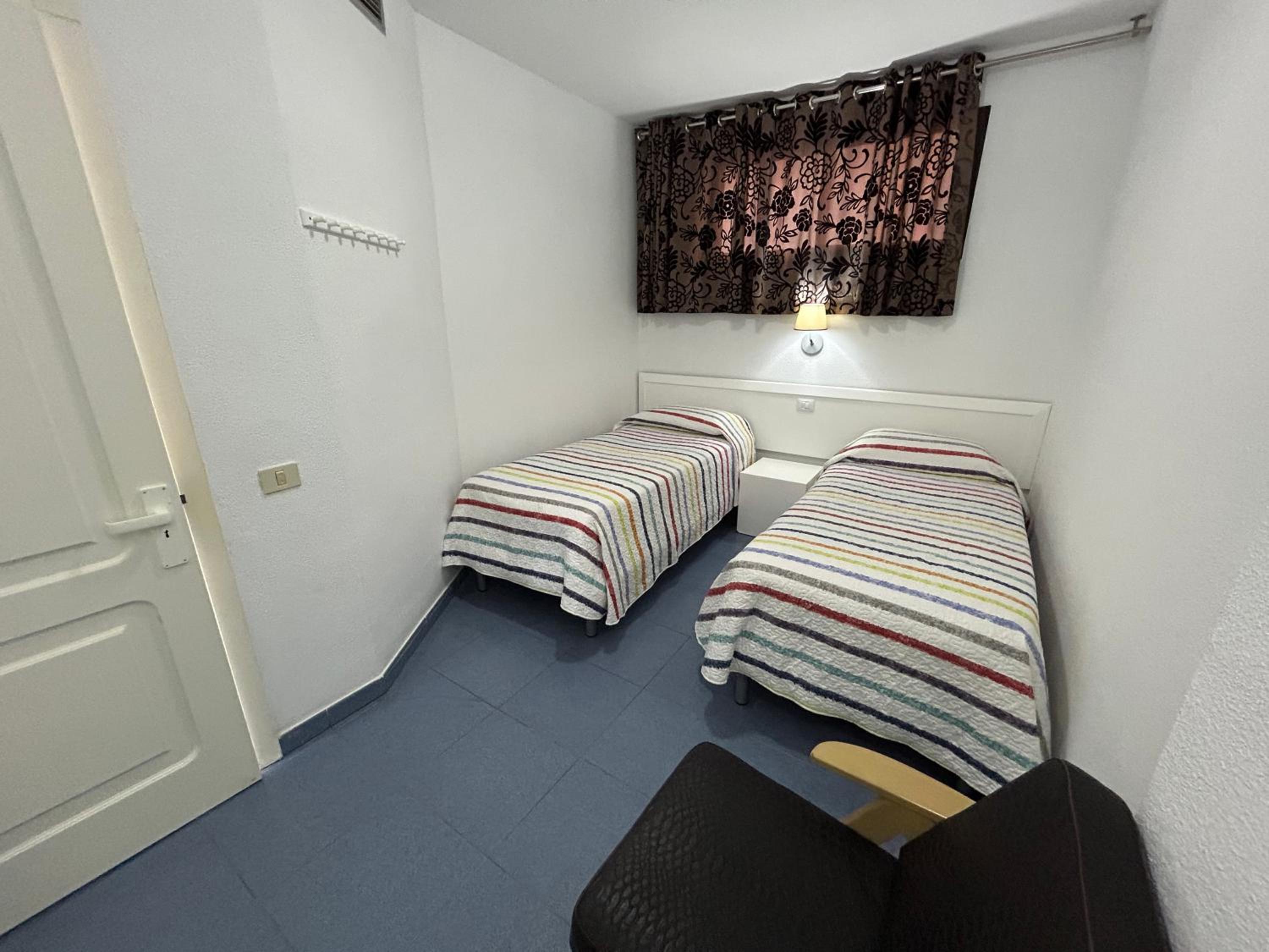 Apartamento de una habitación con vista al mar y balcón.