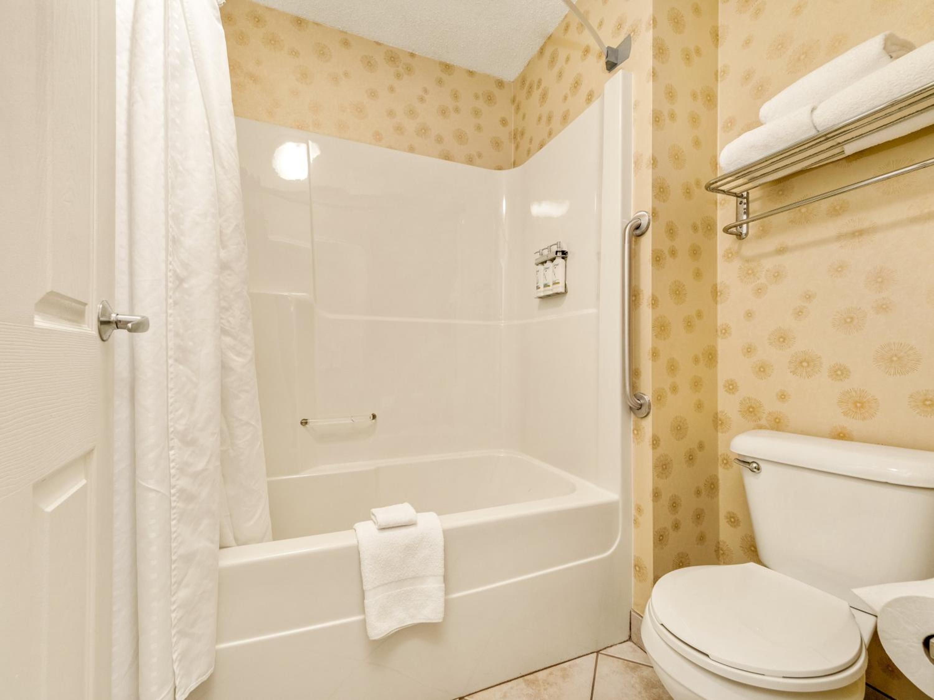 Standard Room with Two Queen Beds - Photo 10