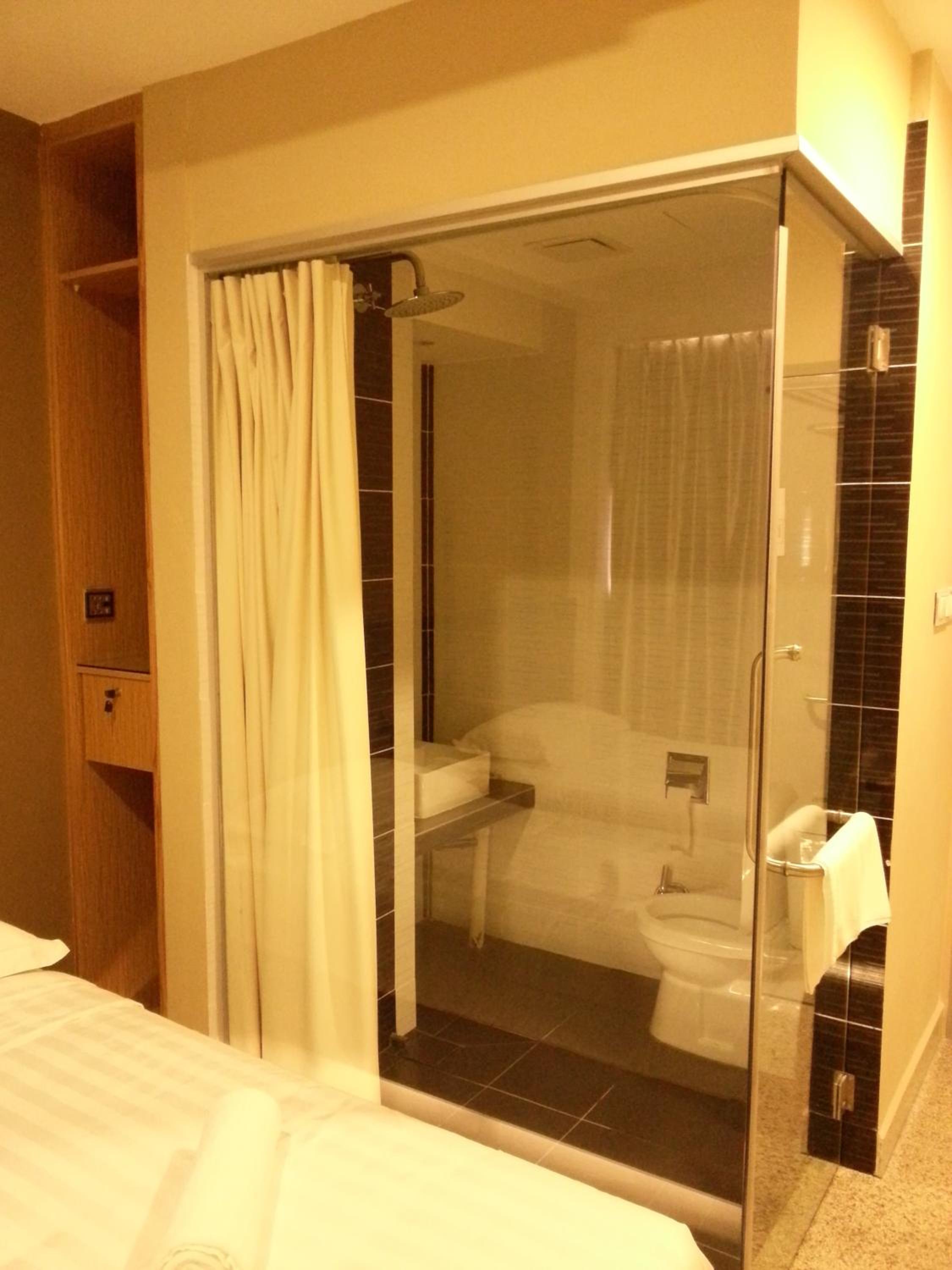 Superior Twin Single With Window photo 3