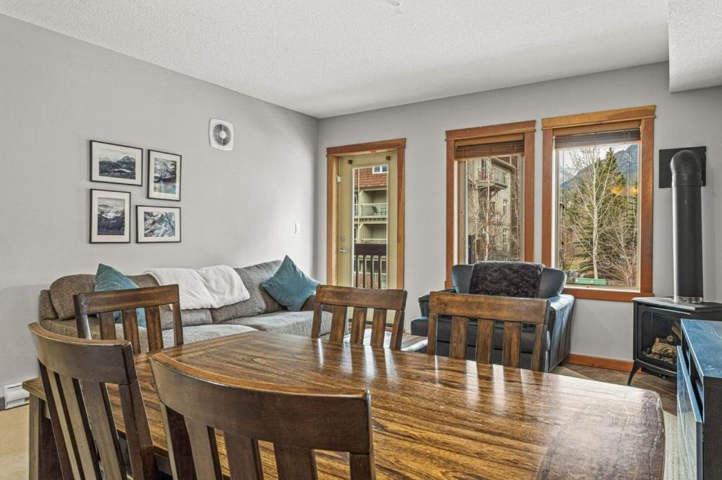 Two-Bedroom Apartment with Mountain View photo 2