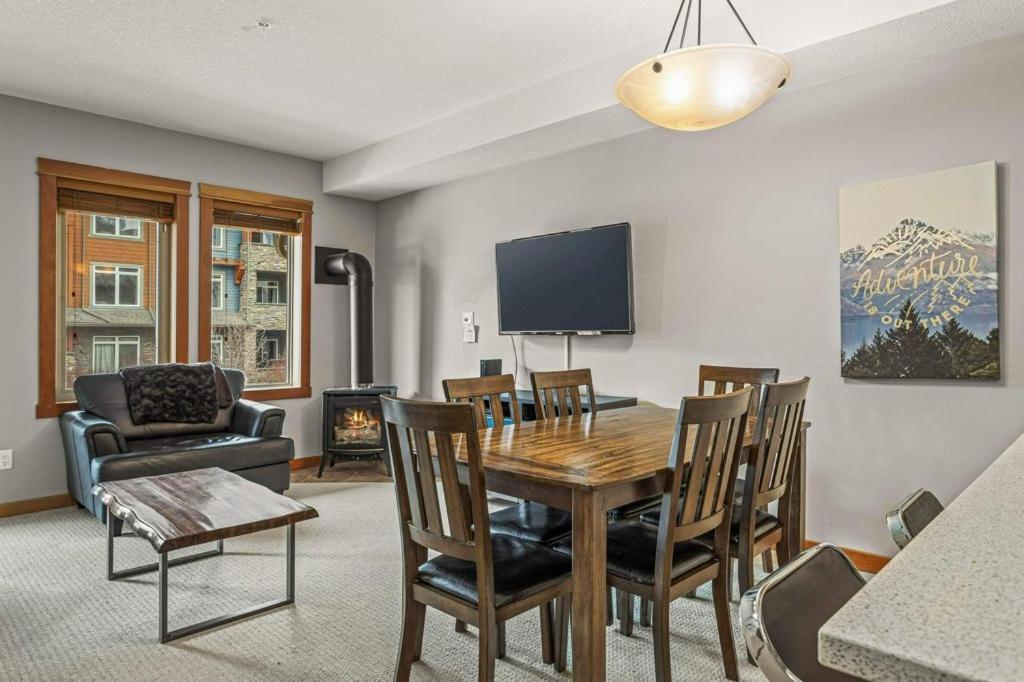 Two-Bedroom Apartment with Mountain View photo 3