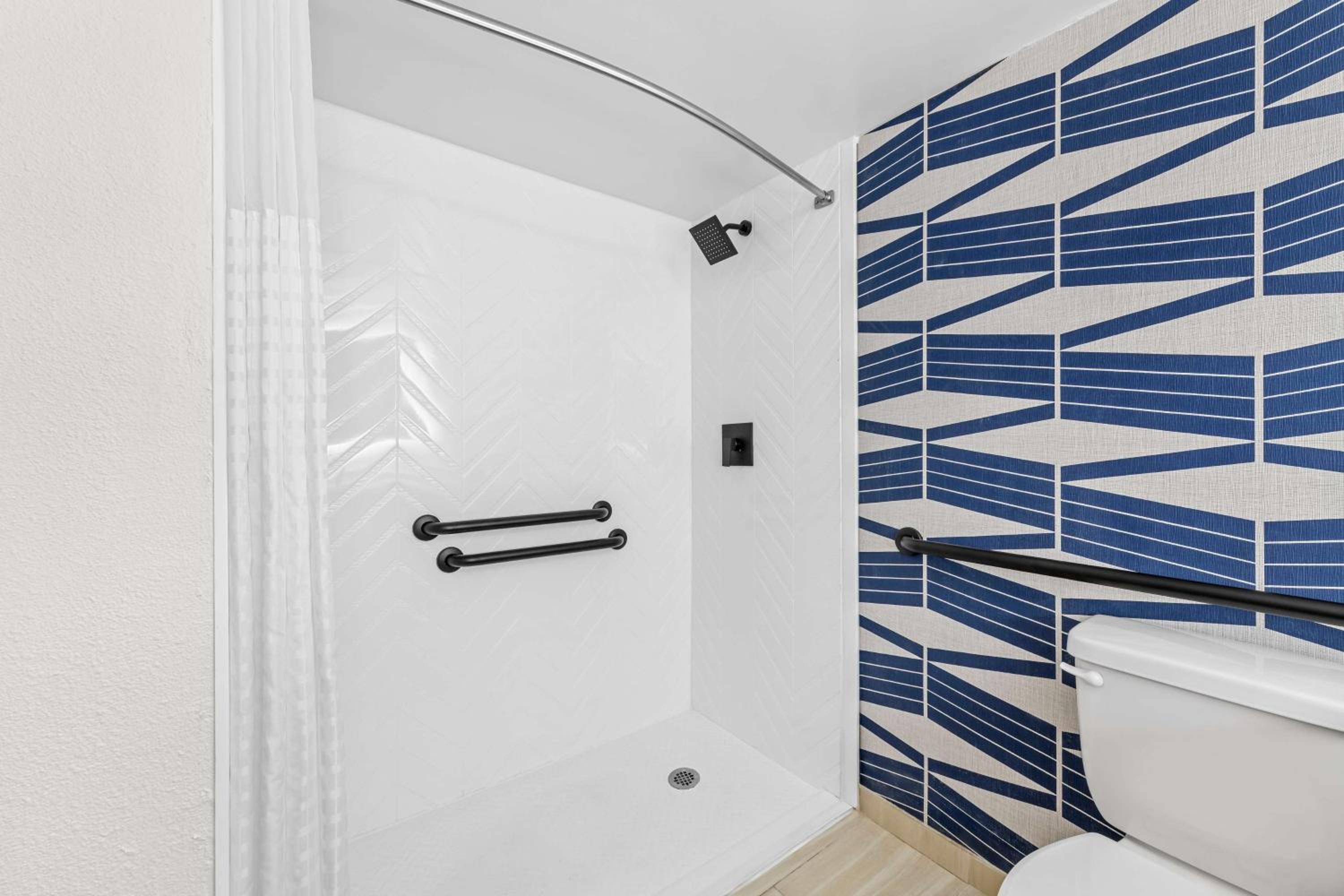 King Room With Roll-In Shower - Mobility Accessible
