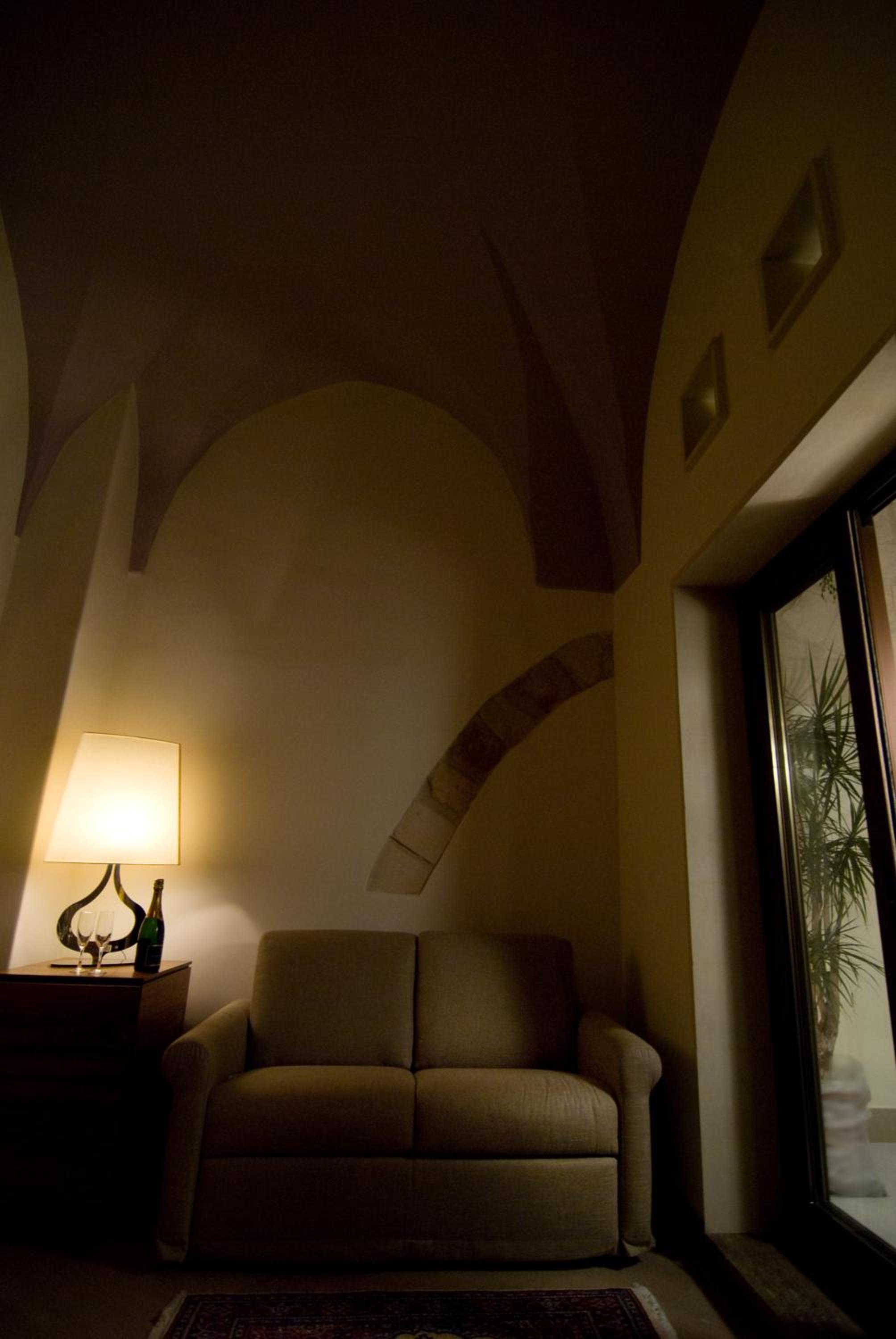 Suite with Ceiling Window - Photo 4