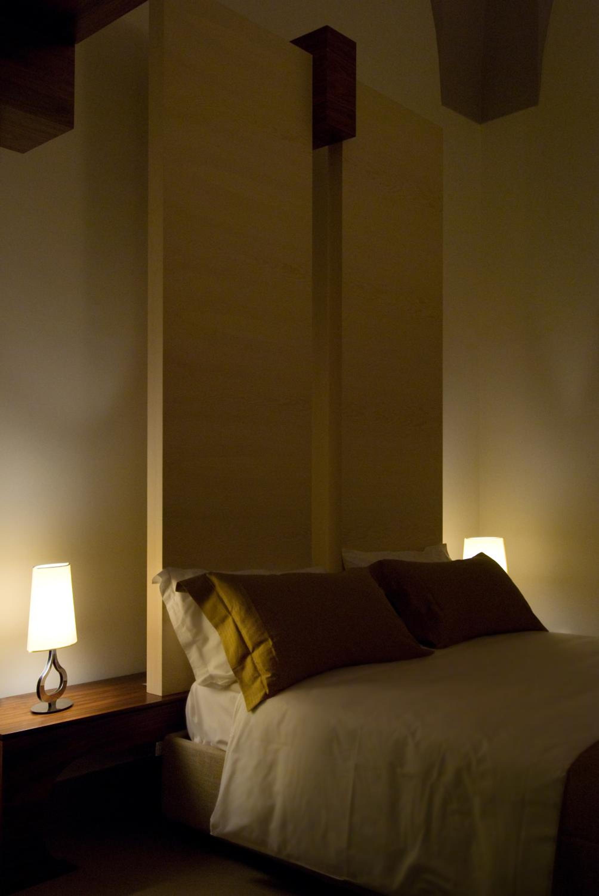 Suite with Ceiling Window - Photo 2