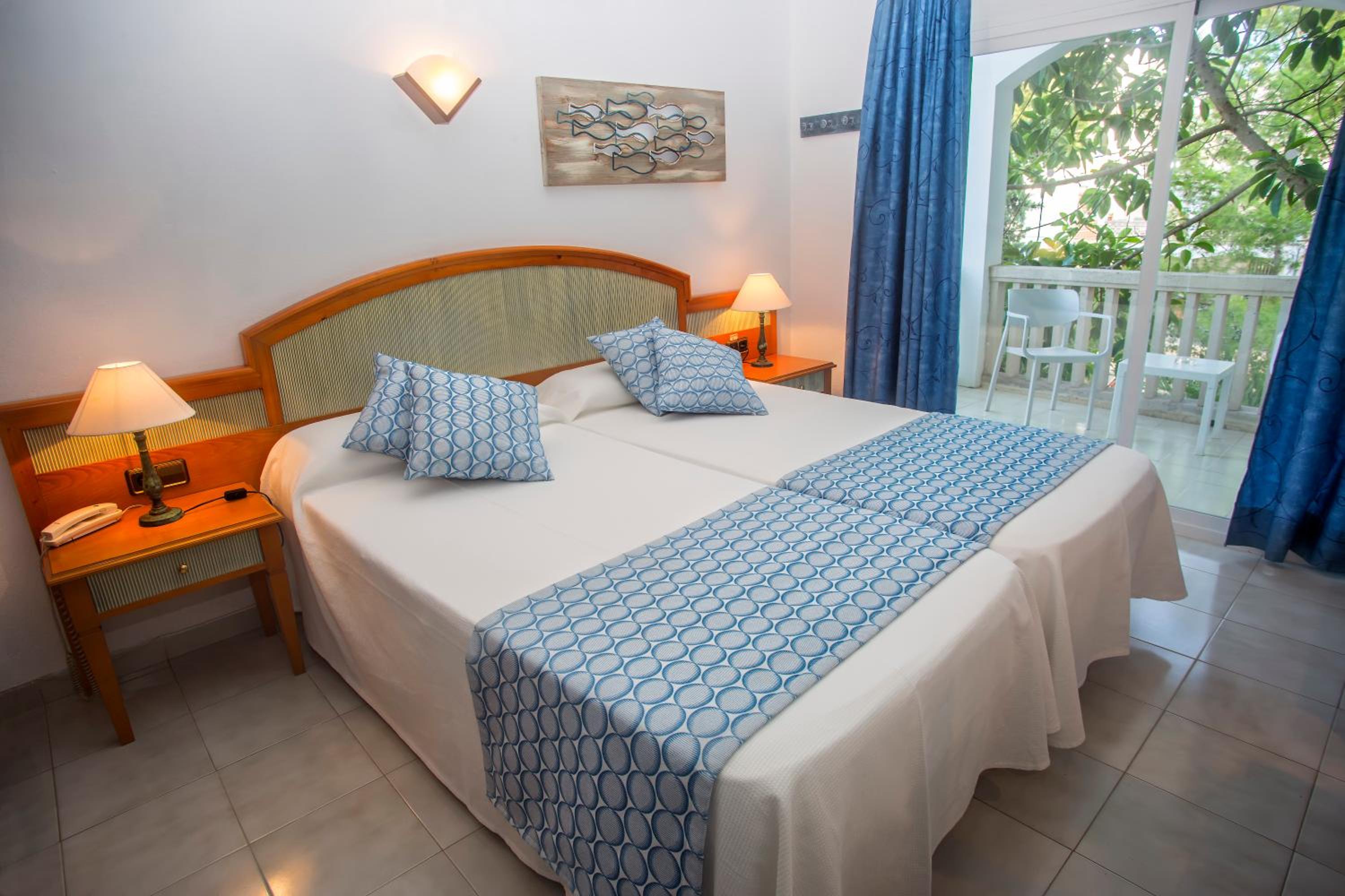 Superior Double or Twin Room with Terrace thumbnail 5