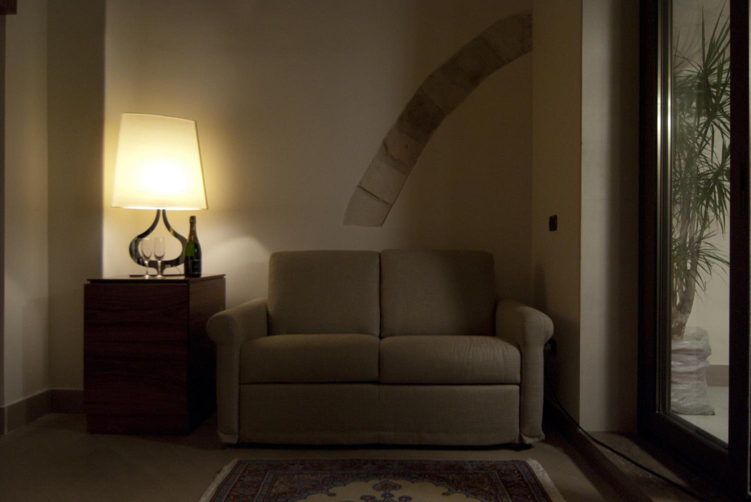 Suite with Ceiling Window - Photo 8