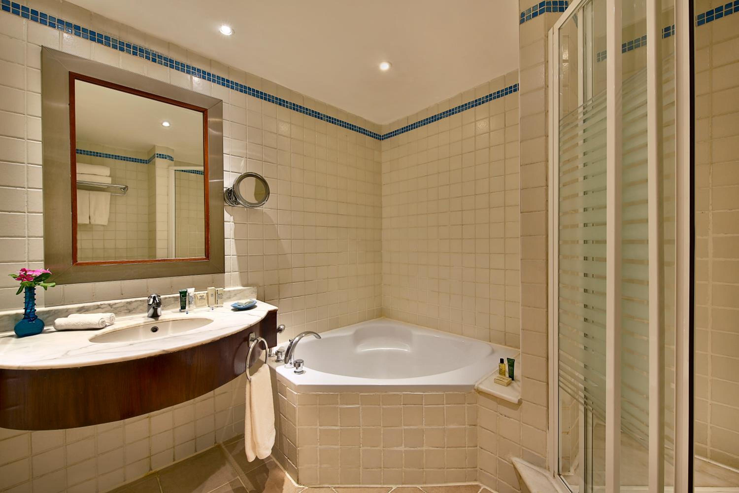 Corner Suite - Photo 3
