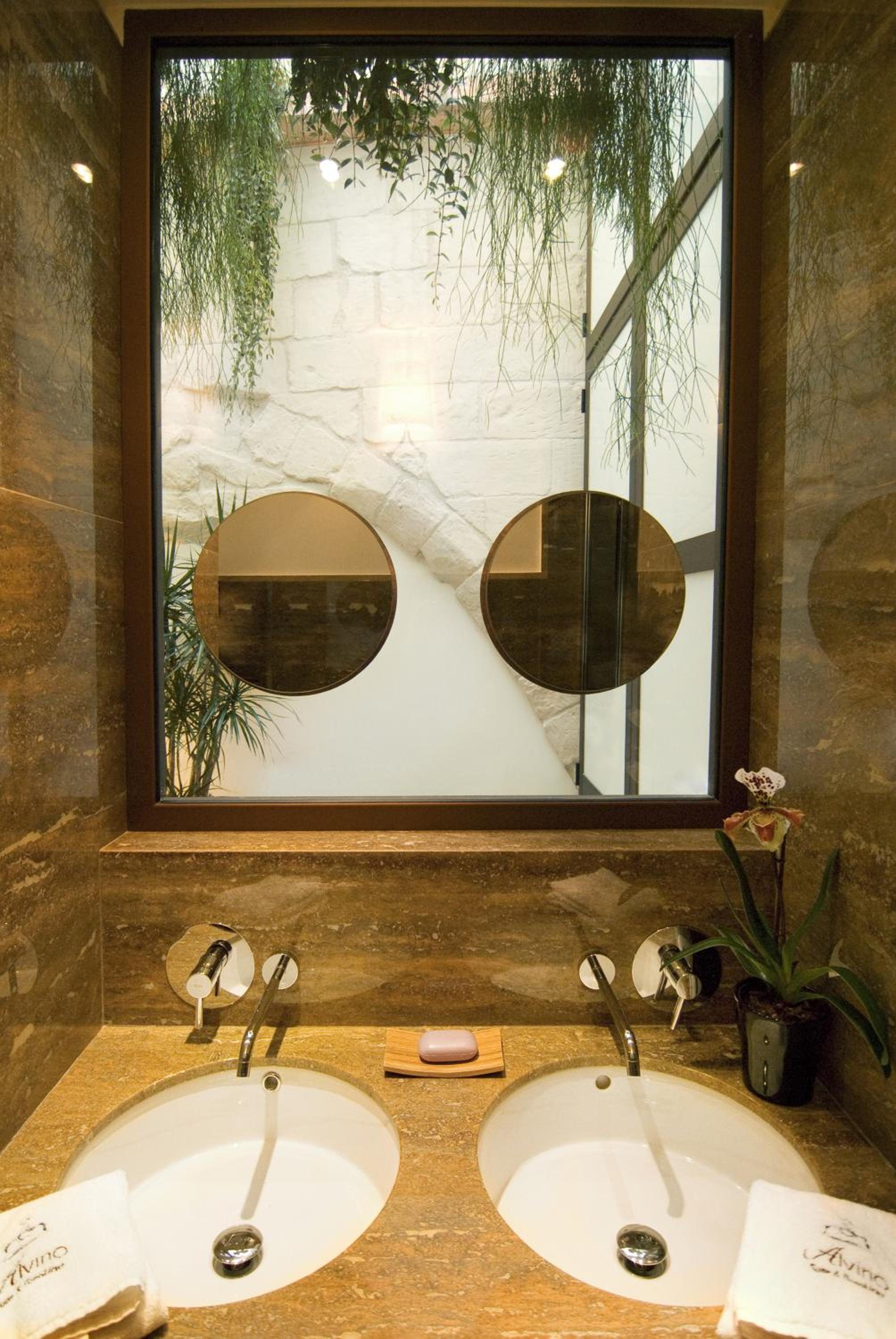 Suite with Ceiling Window - Photo 6
