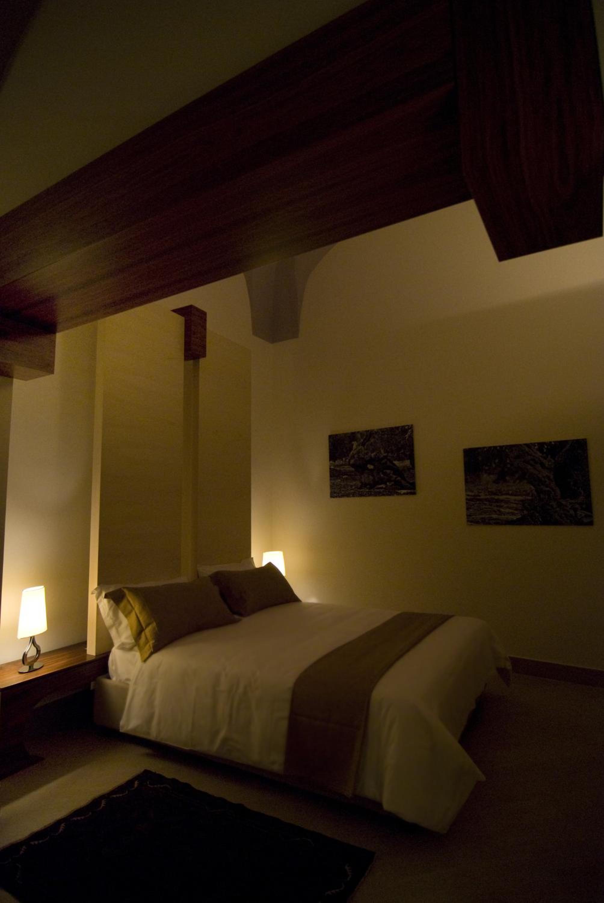 Suite with Ceiling Window - Photo 9