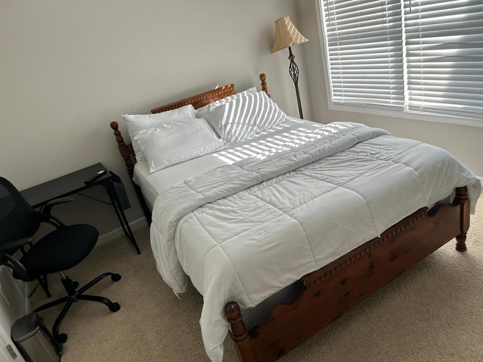 Queen Room with Shared Bathroom photo 1