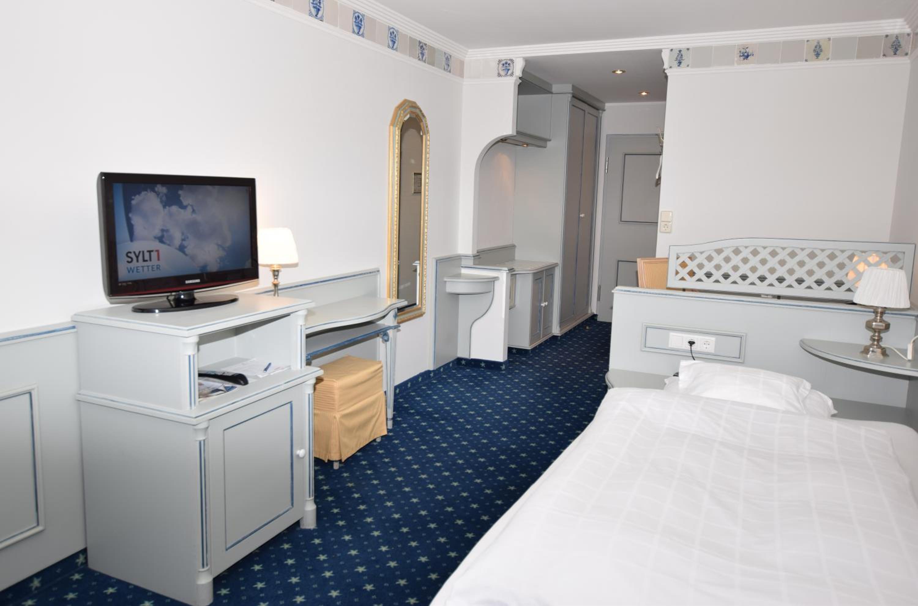 Large Single Room with Balcony and Sea View