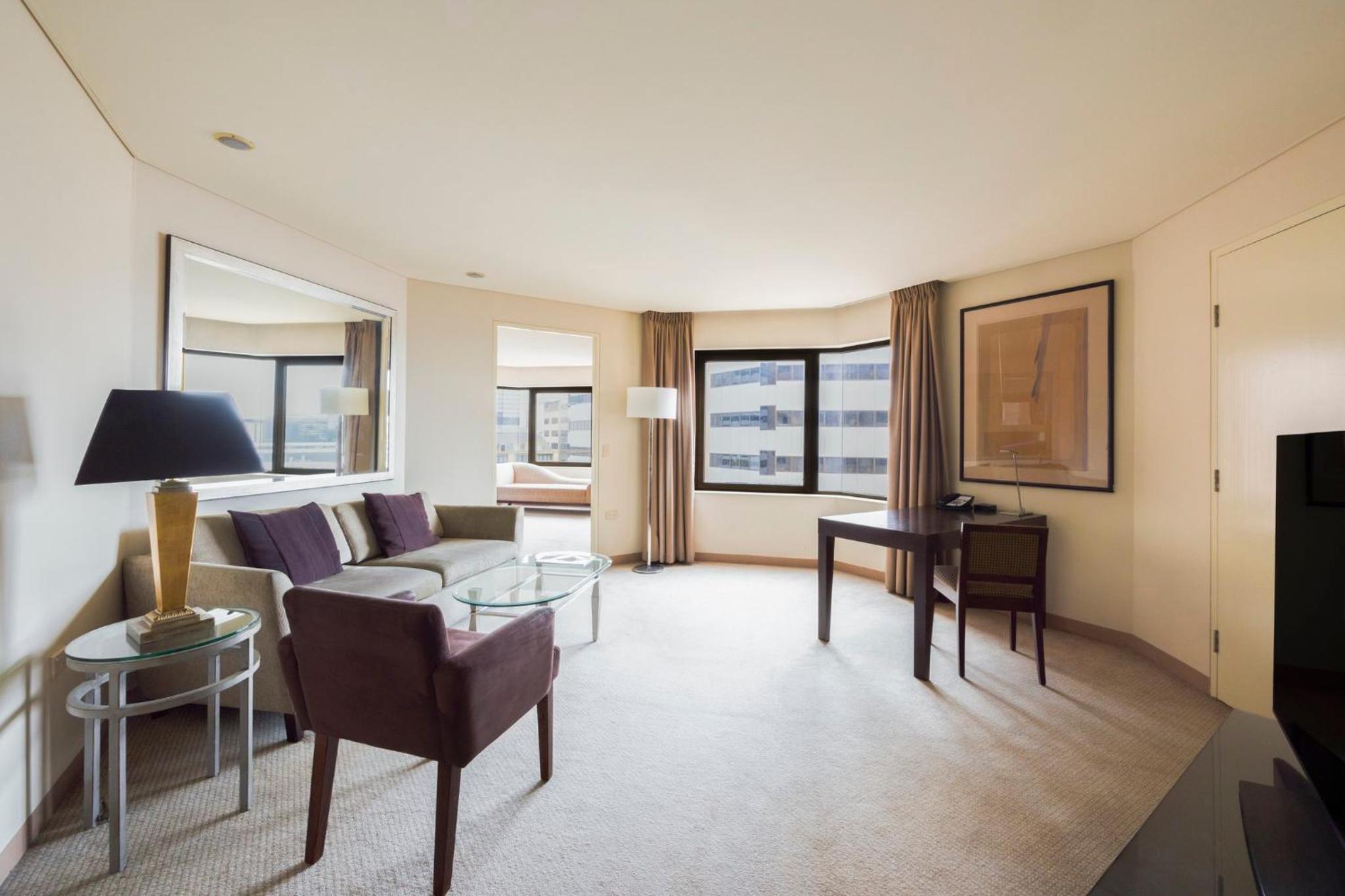 Junior King Suite with City View - Photo 1