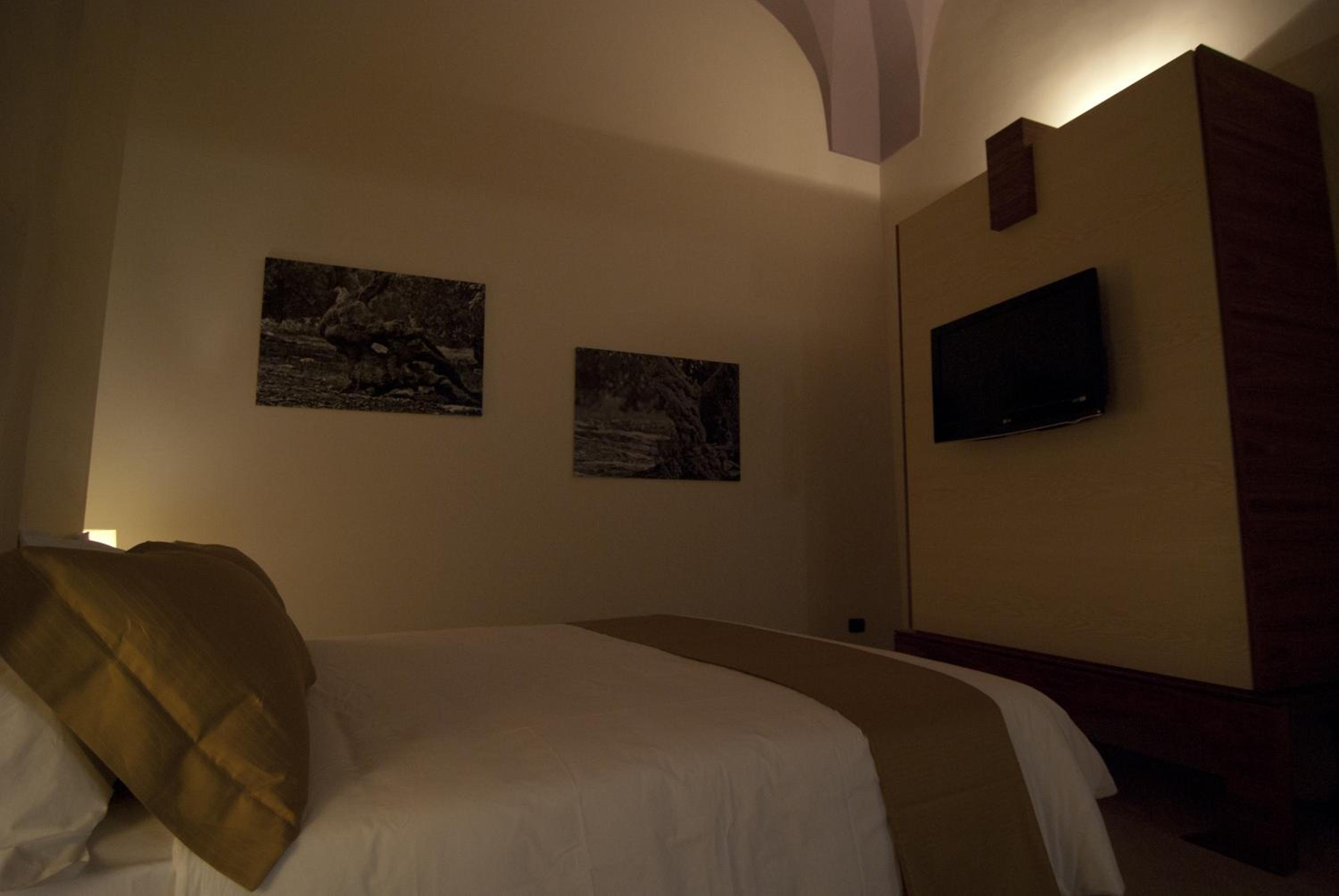Suite with Ceiling Window - Photo 5