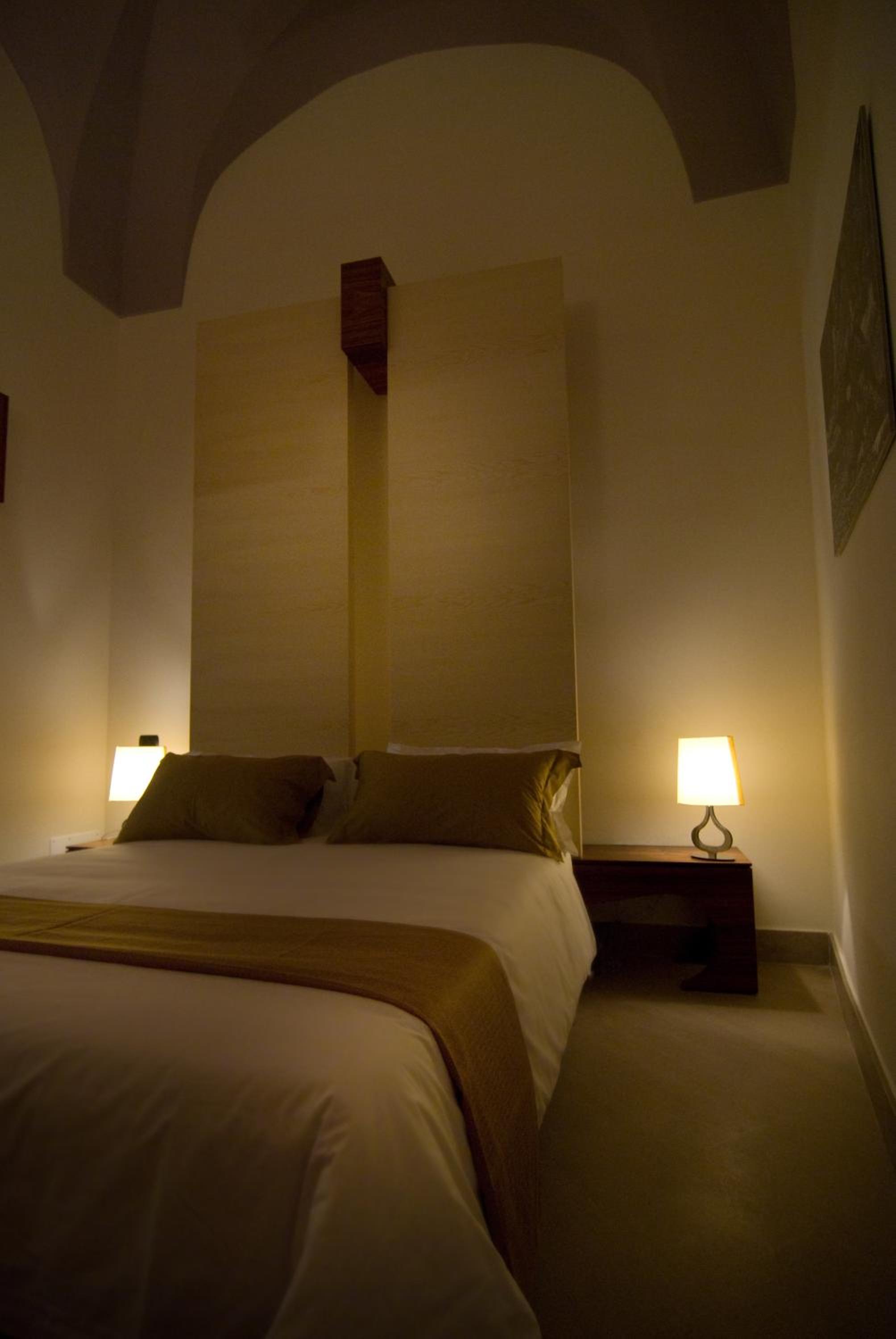 Suite with Ceiling Window - Photo 7