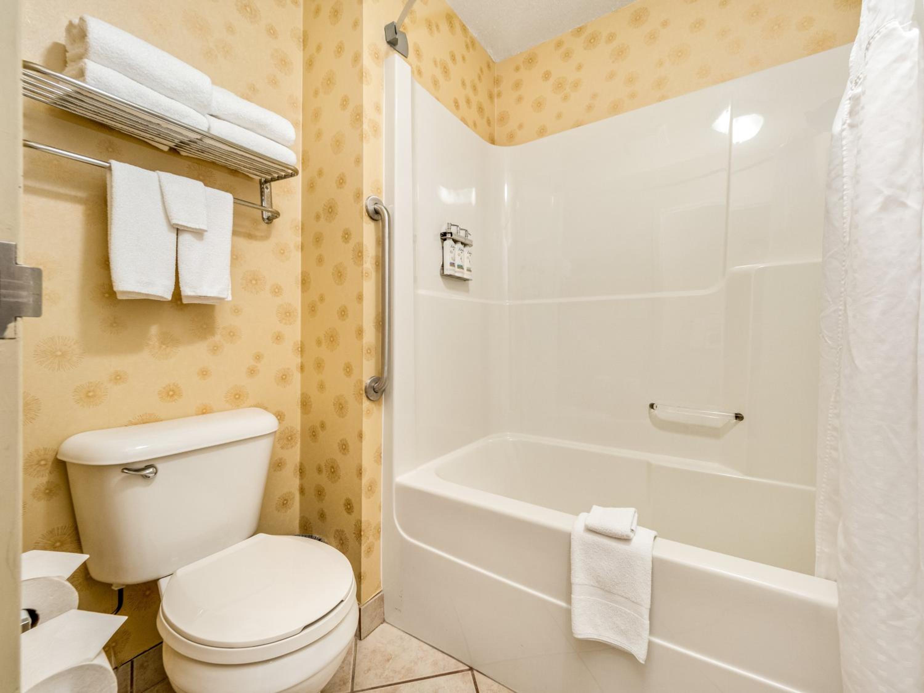 One-Bedroom Suite with Two Queen Beds - Pool View - Photo 15