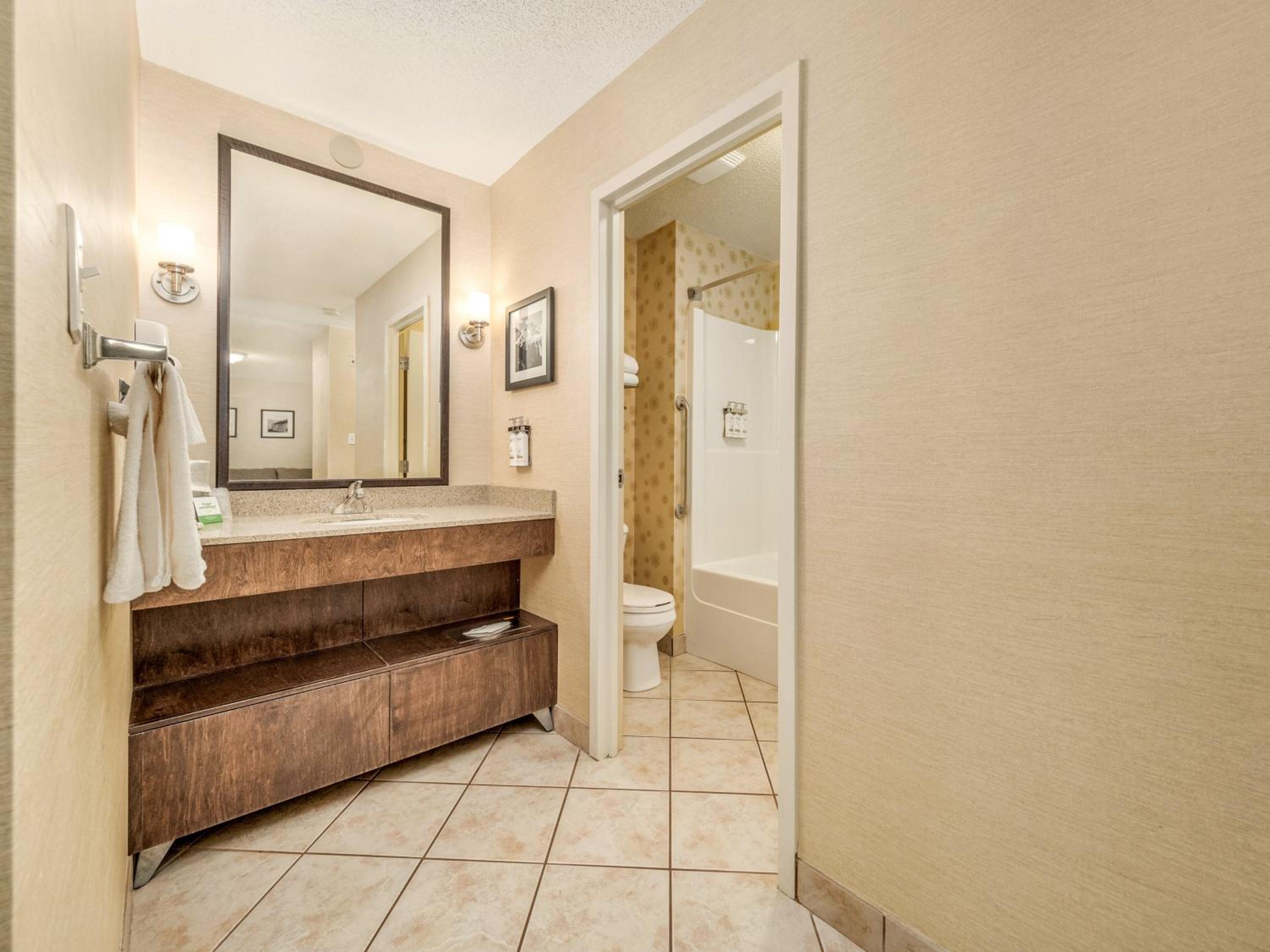 One-Bedroom Suite with Two Queen Beds - Pool View - Photo 2