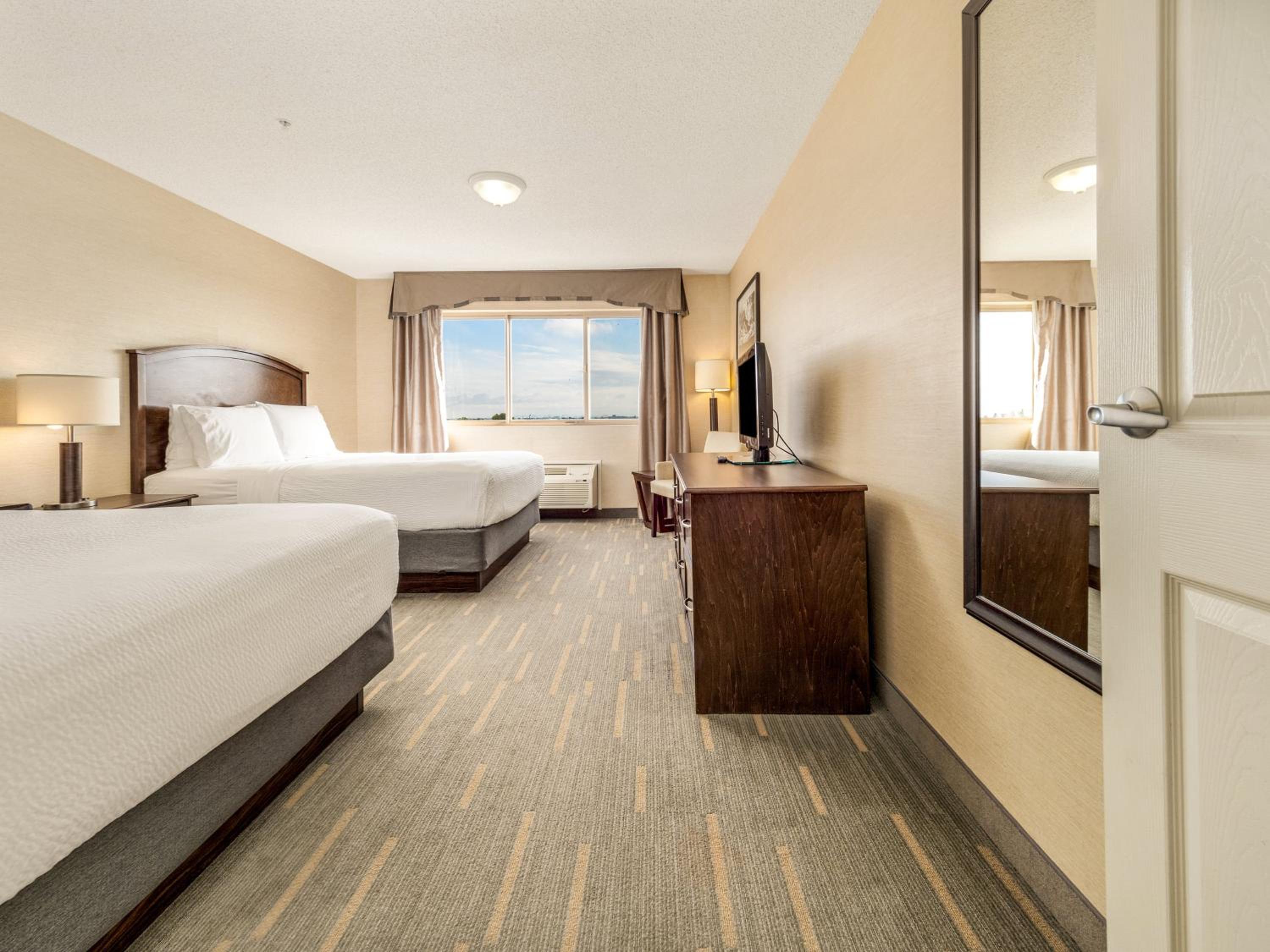 One-Bedroom Queen Suite with Two Queen Beds and Sofa Bed - Photo 5