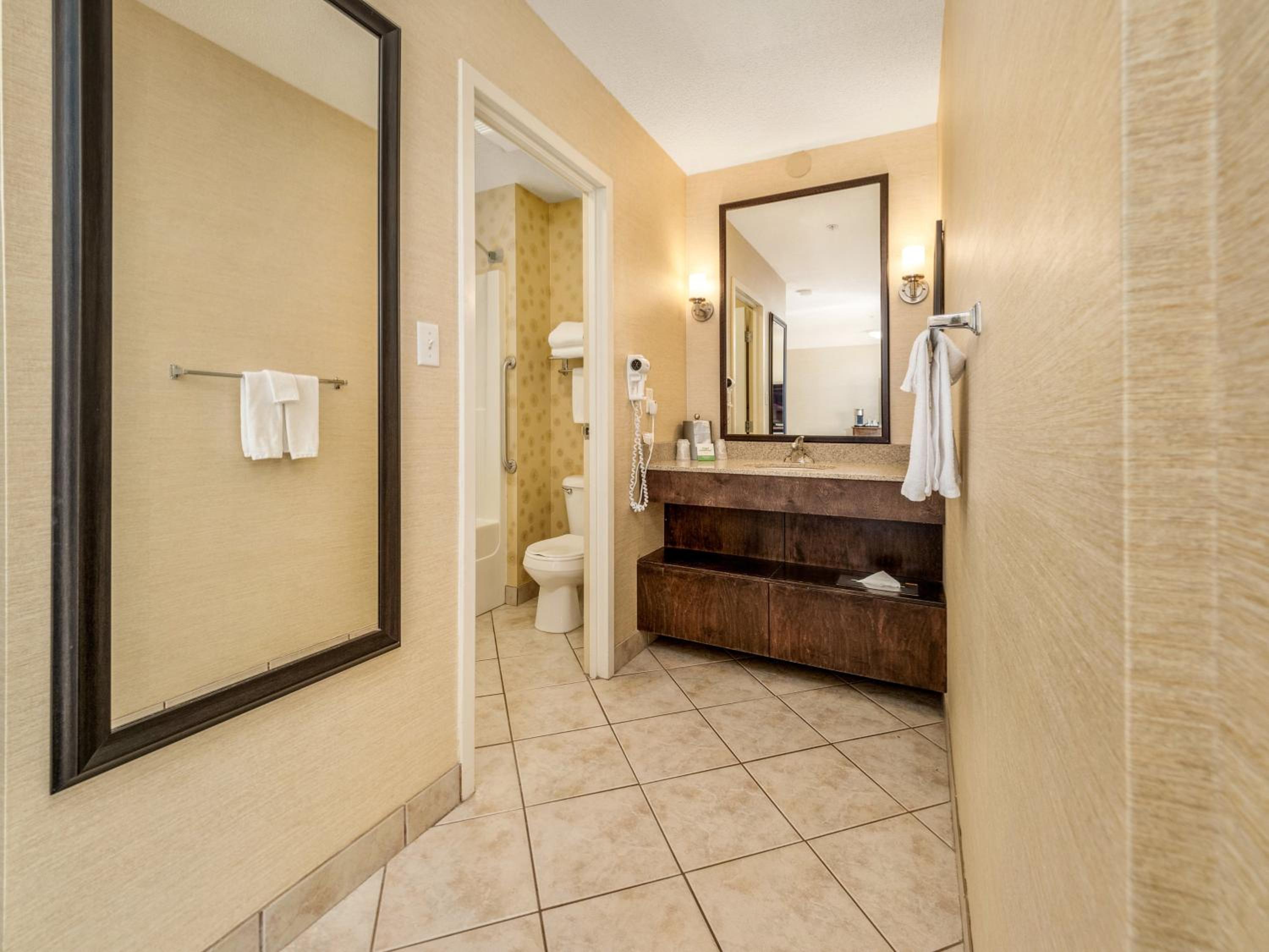 One-Bedroom Queen Suite with Two Queen Beds and Sofa Bed - Photo 4