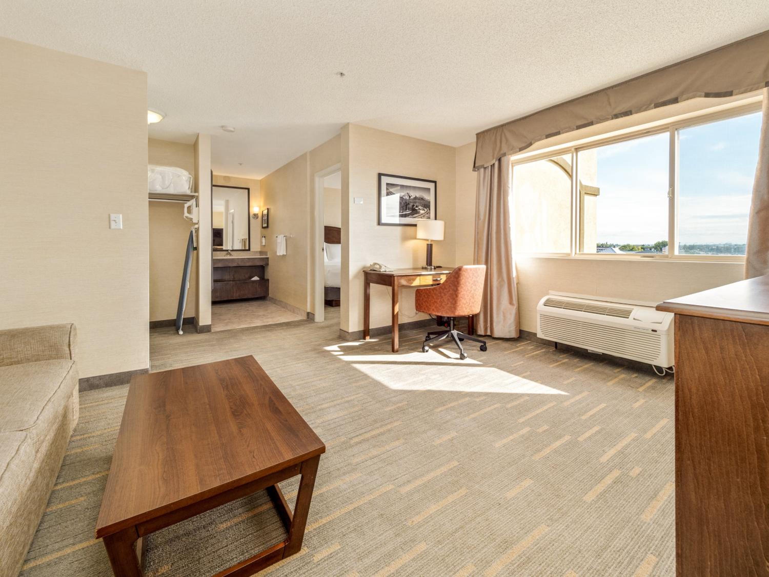 One-Bedroom Queen Suite with Two Queen Beds and Sofa Bed - Photo 3
