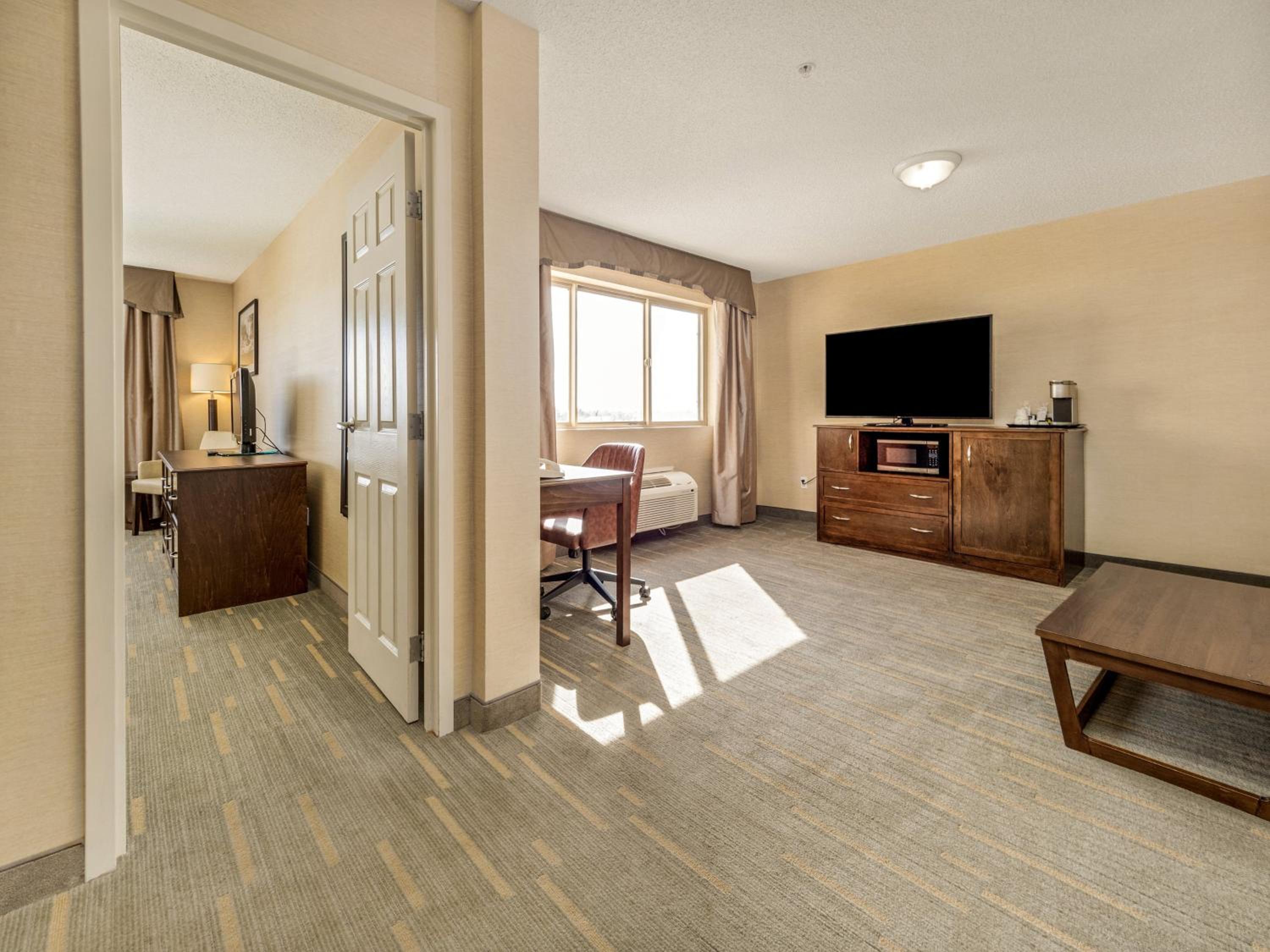 One-Bedroom Queen Suite with Two Queen Beds and Sofa Bed - Photo 2
