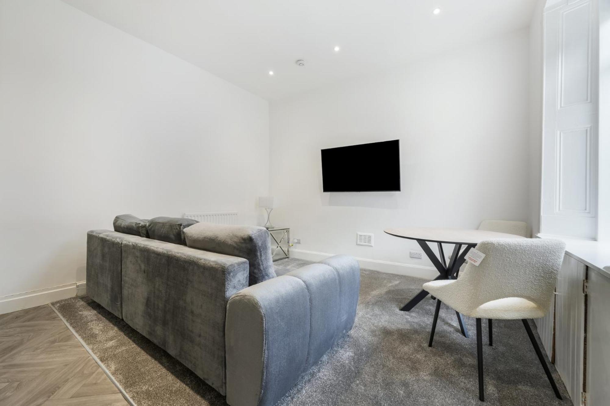 One-Bedroom Apartment photo 1