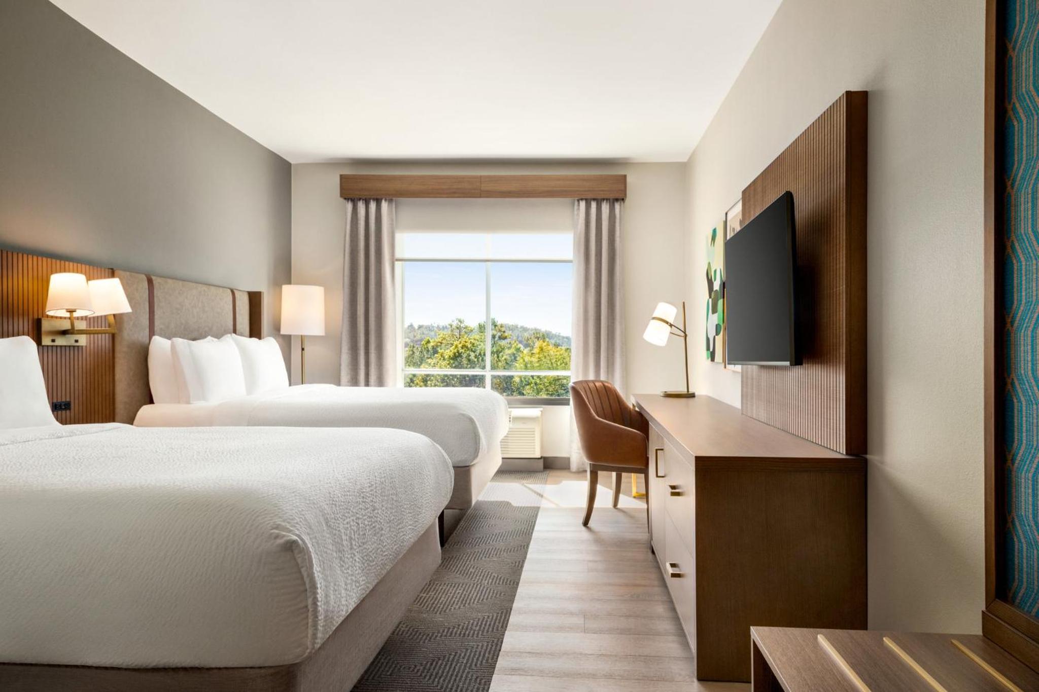 Standard Room with Two Queen Beds - Photo 4