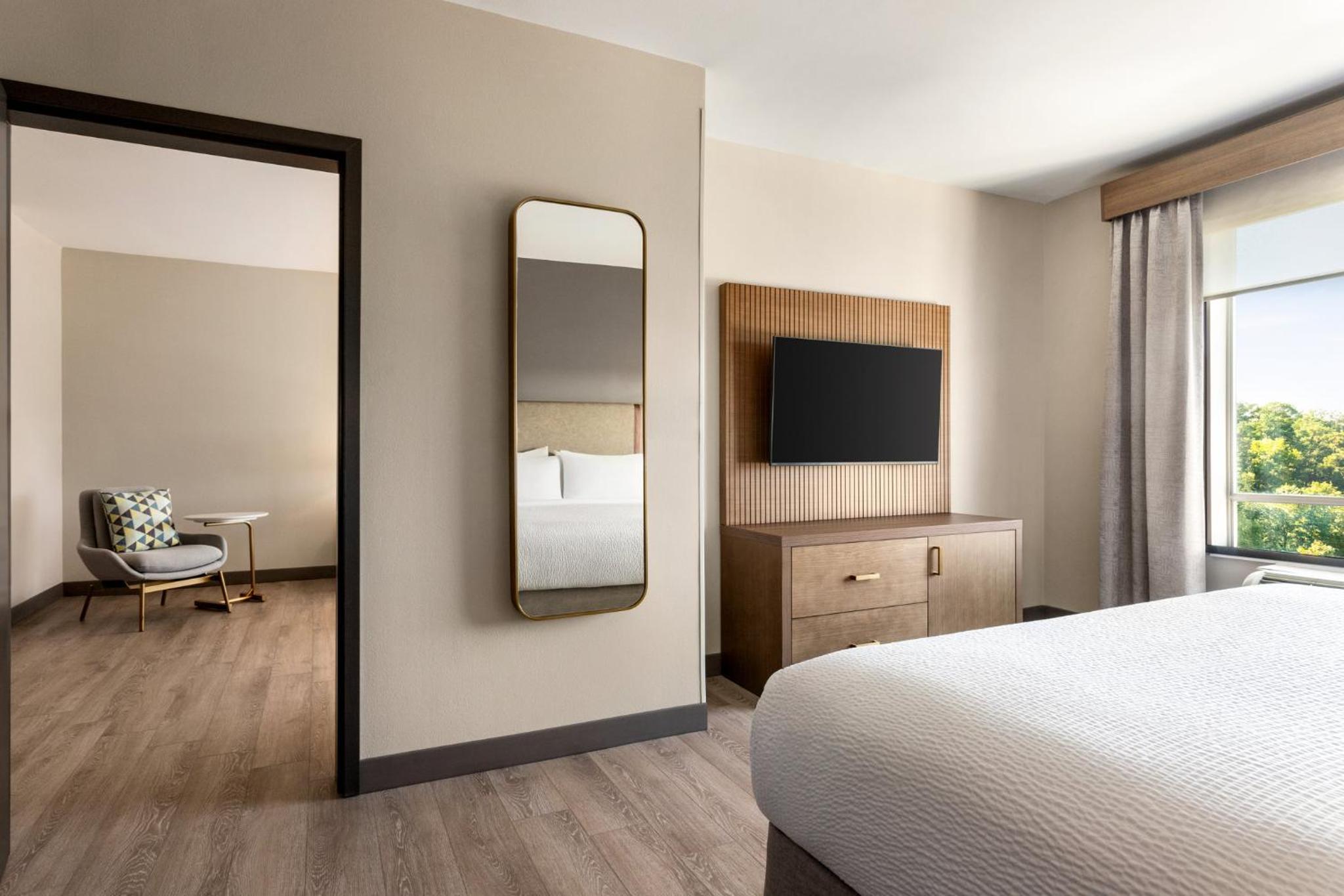 Queen Room - Hearing Accessible - Photo 5