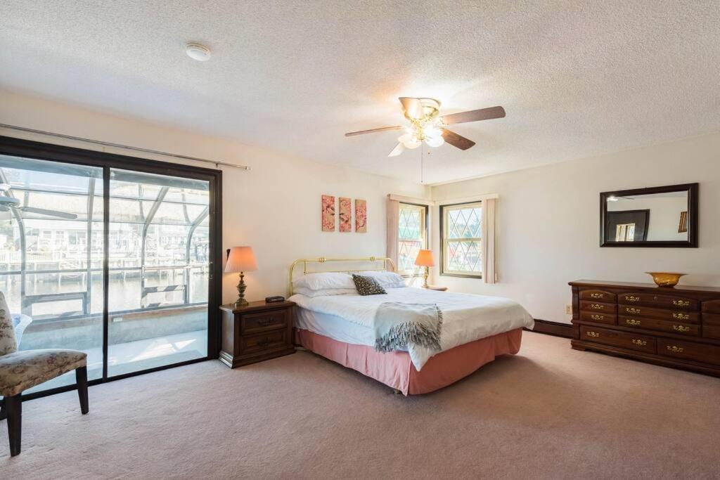 Five-Bedroom House photo 3