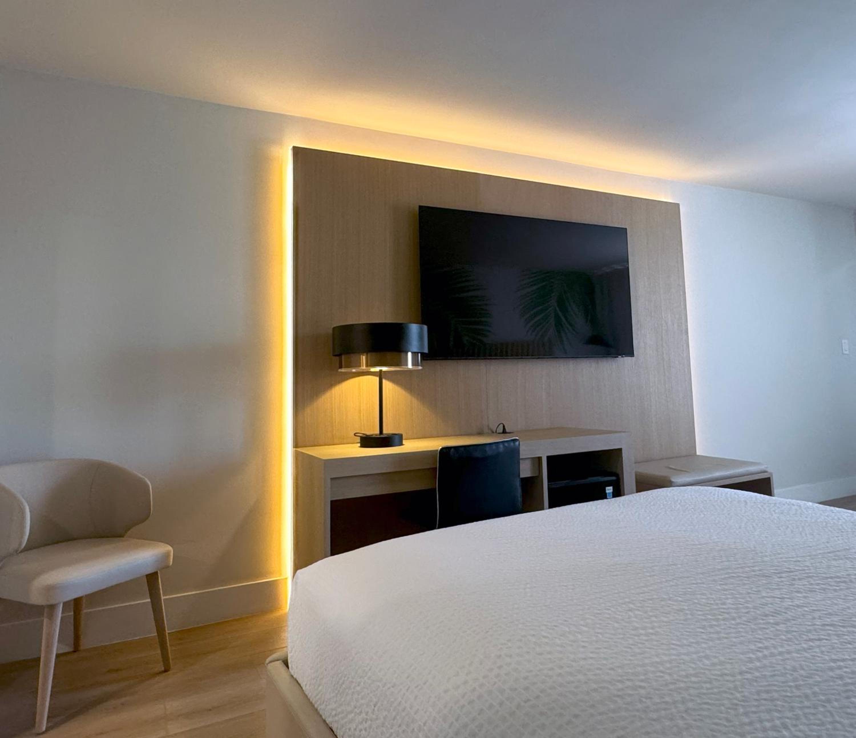 Deluxe Suite with Two Queen Beds and Sofa Bed - Non-Smoking - Photo 8