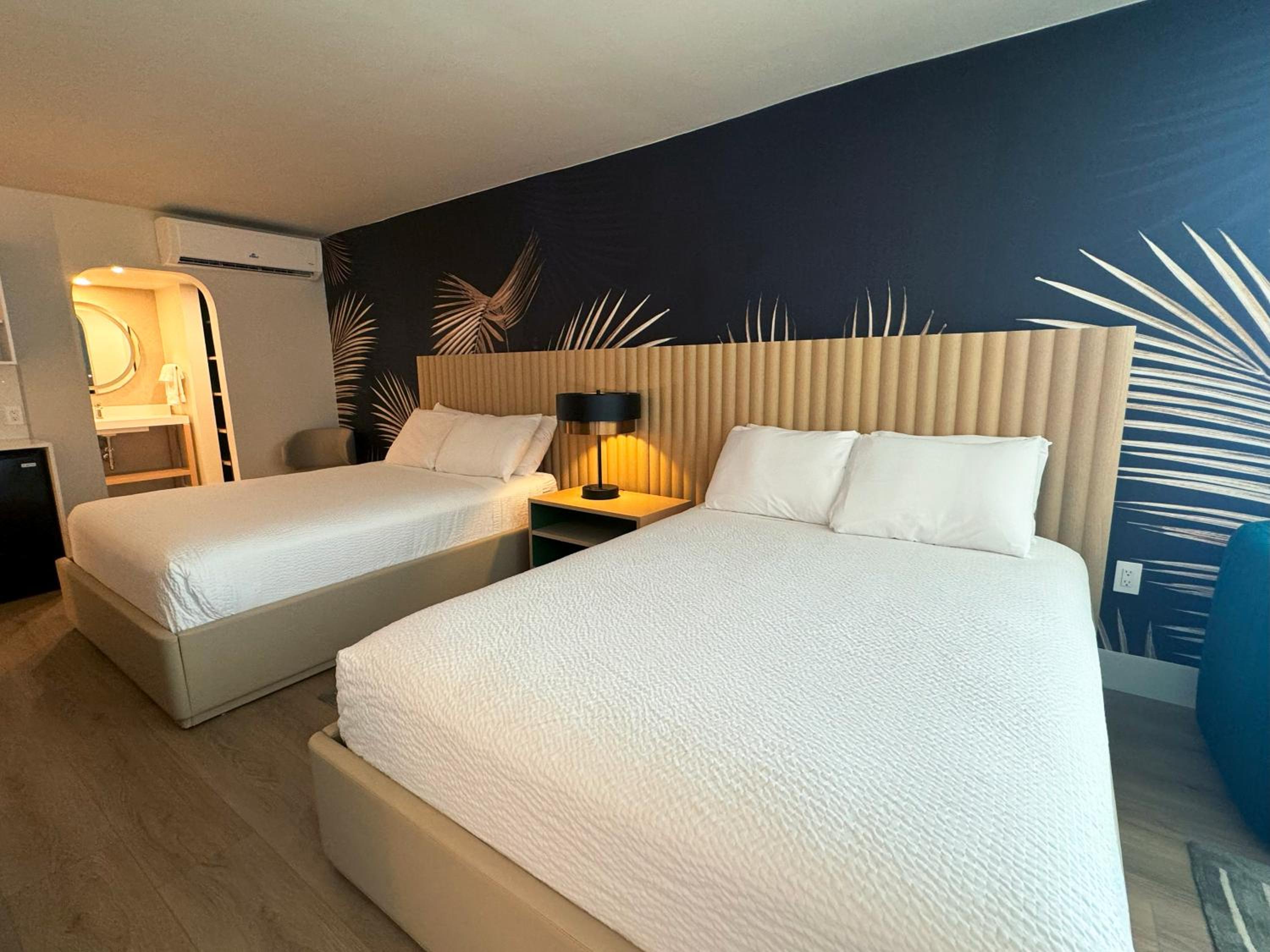 Deluxe Suite with Two Queen Beds and Sofa Bed - Non-Smoking - Photo 9