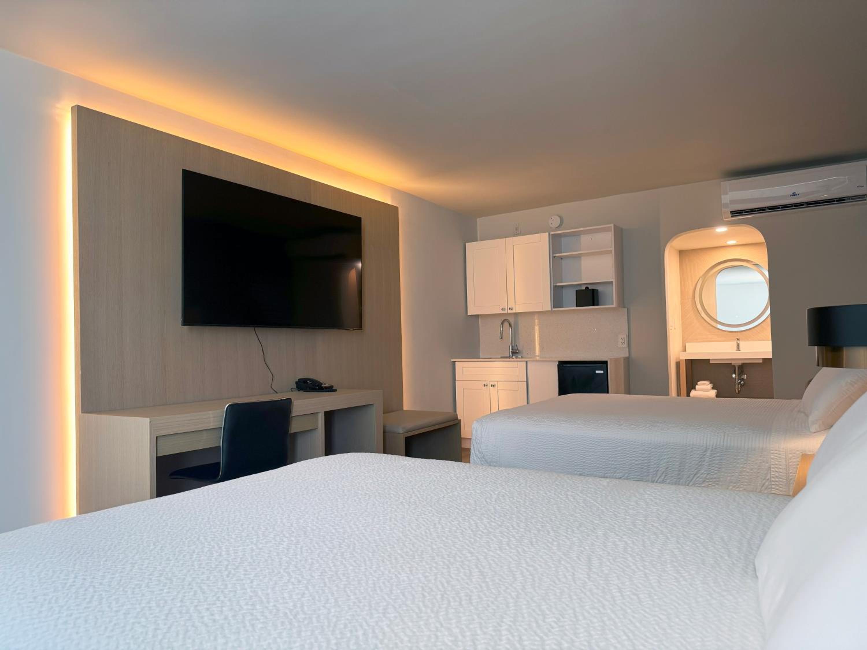 Deluxe Suite with Two Queen Beds and Sofa Bed - Non-Smoking - Photo 10