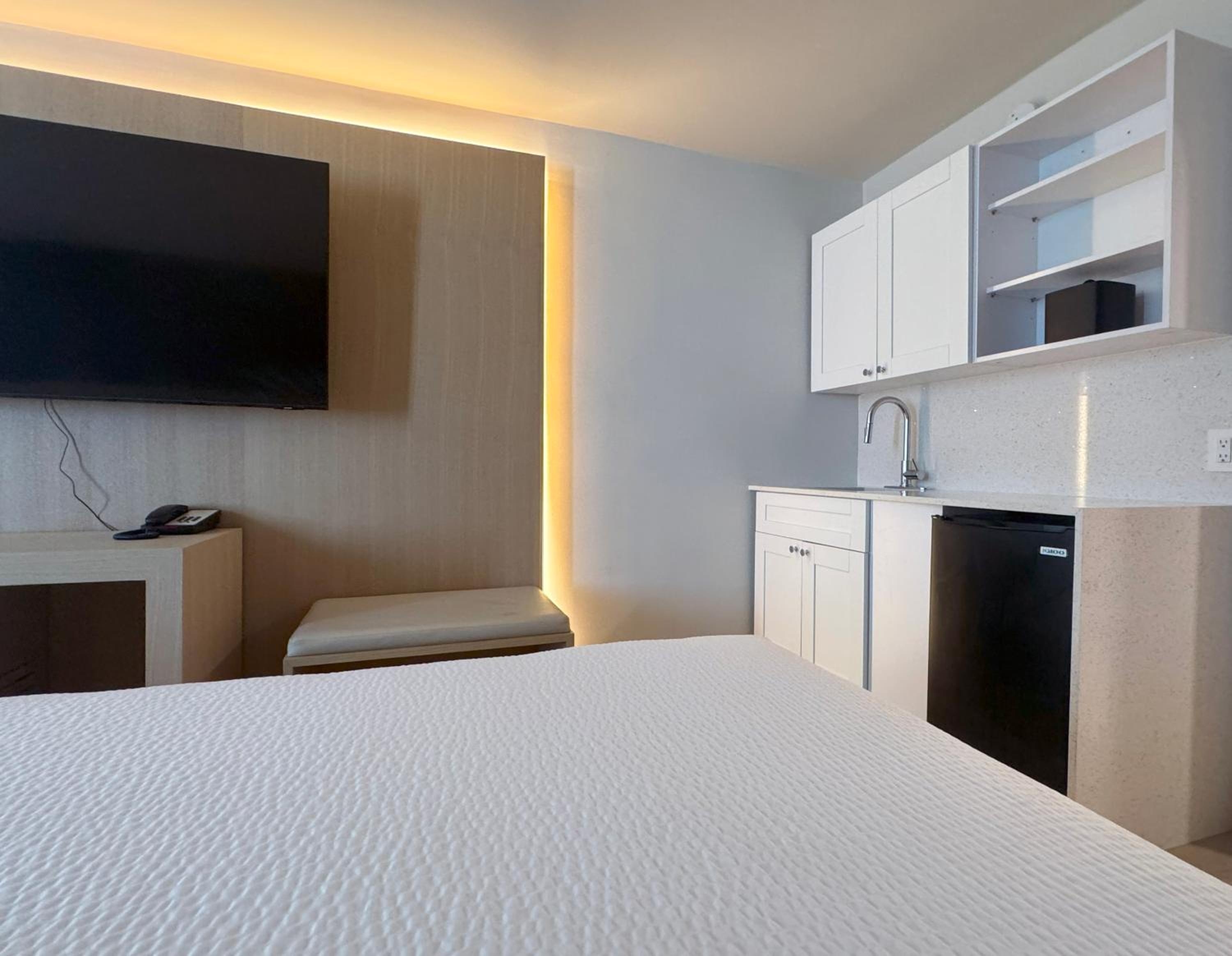 Deluxe Suite with Two Queen Beds and Sofa Bed - Non-Smoking - Photo 4