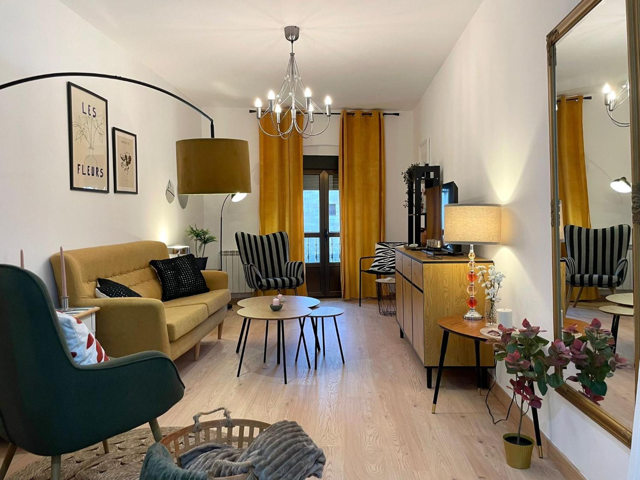 Apartamento de tres habitaciones con balcón