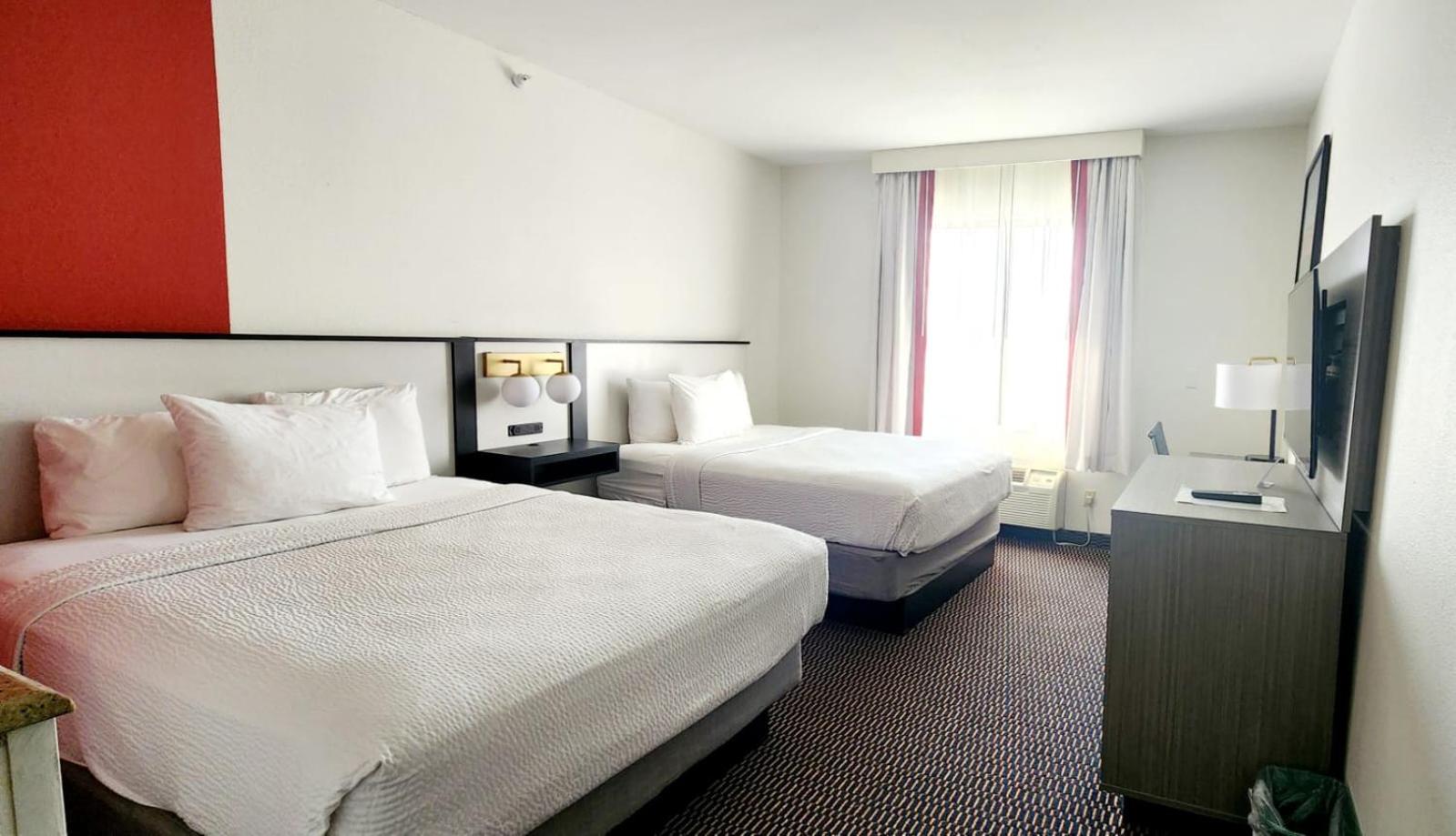 Queen Studio Suite with Sofa Bed - Non-Smoking - Photo 4