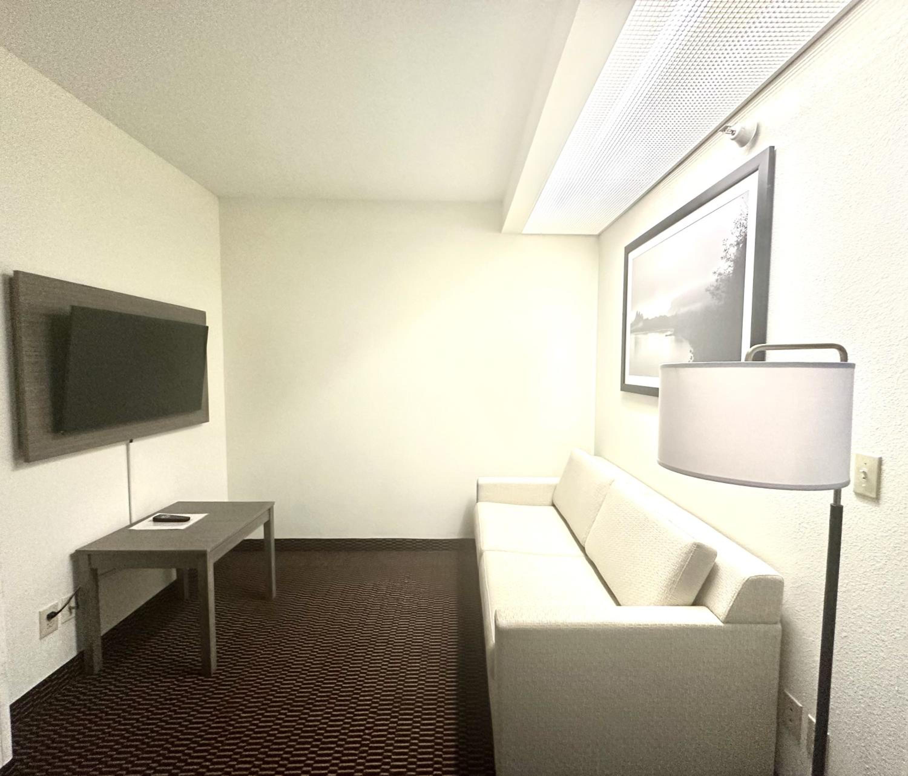 Queen Studio Suite with Sofa Bed - Non-Smoking - Photo 5