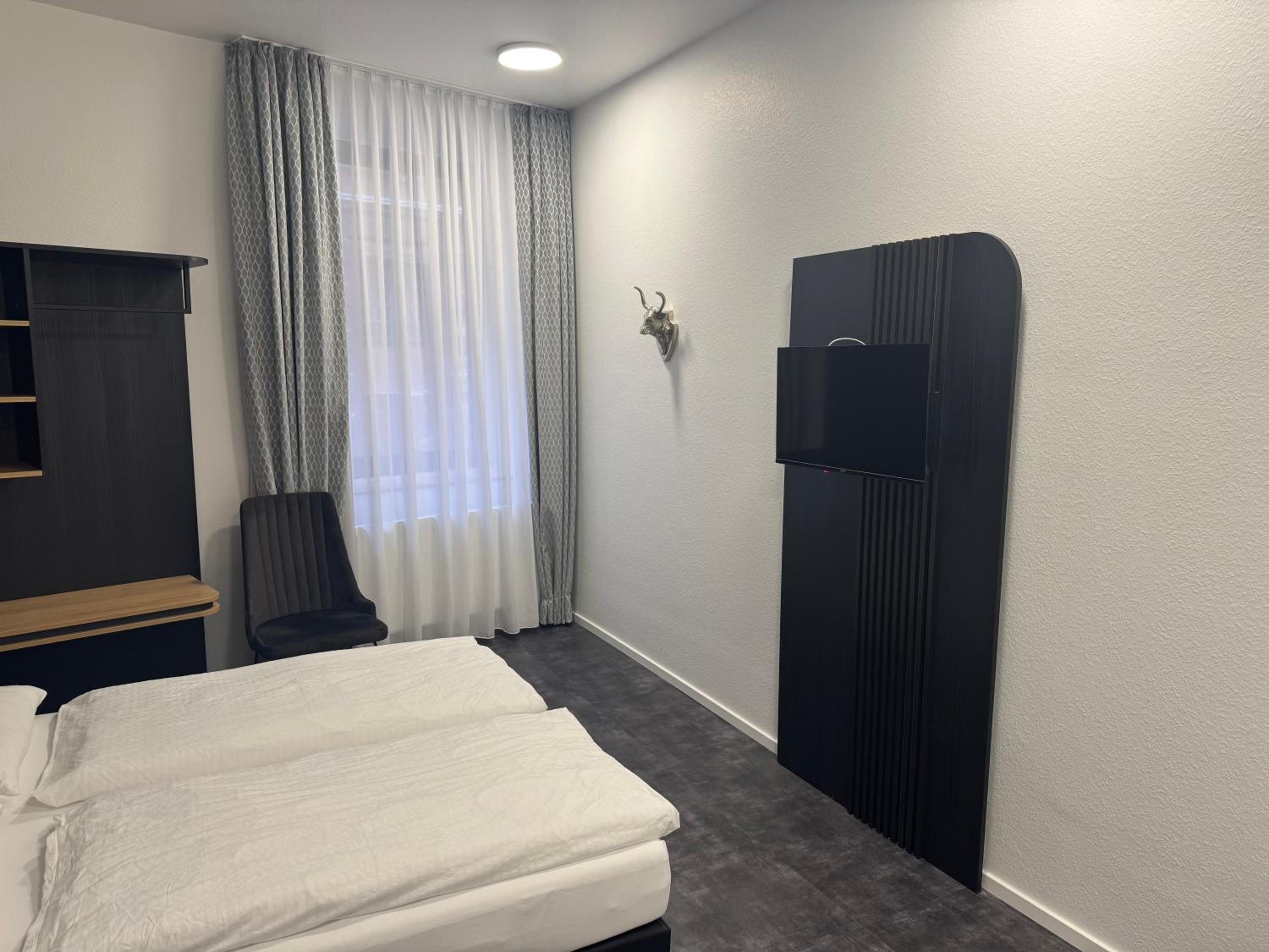 Queen Room - Disability Access photo 3